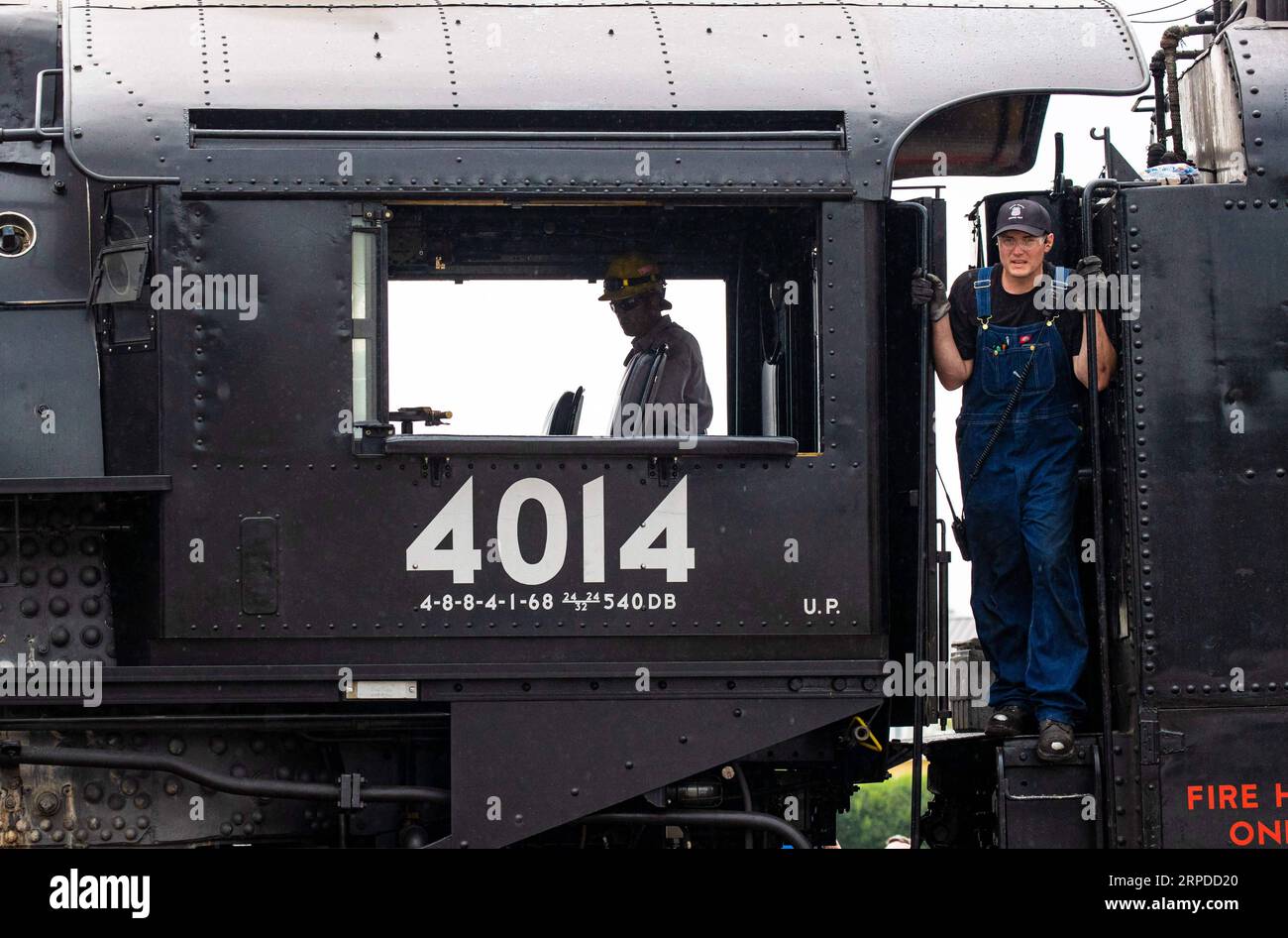 (190731) -- CHICAGO, 31 juillet 2019 (Xinhua) -- les ingénieurs travaillent sur la locomotive à vapeur historique Big Boy n° 4014 à West Chicago, Illinois, États-Unis, le 29 juillet 2019. La locomotive à vapeur Big Boy No. 4014 a passé trois jours à West Chicago lors d'une tournée pour commémorer le 150e anniversaire de l'achèvement du chemin de fer transcontinental. (Photo de Joel Lerner/Xinhua) U.S.-CHICAGO-TRANSCONTINENTAL RAILROAD-ANNIVERSARY PUBLICATIONxNOTxINxCHN Banque D'Images