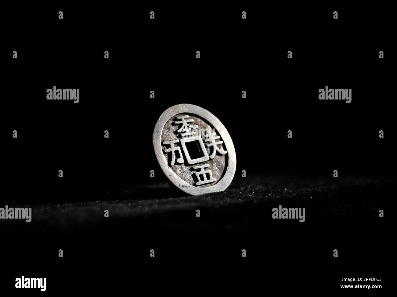 (190802) -- CHIFENG, 2 août 2019 -- une photo prise le 2 août 2019 montre une pièce d'argent dans un musée exposant des reliques de Shangjing, la première capitale de la dynastie Liao (916-1125), à Chifeng, dans la région autonome de Mongolie intérieure du nord de la Chine. La construction d'une nouvelle salle d'exposition du musée a été achevée récemment et devrait ouvrir officiellement le 18 août. ) CHINE-INTÉRIEUR MONGOLIE-DYNASTIE LIAO-MUSÉE (CN) PENGXYUAN PUBLICATIONXNOTXINXCHN Banque D'Images