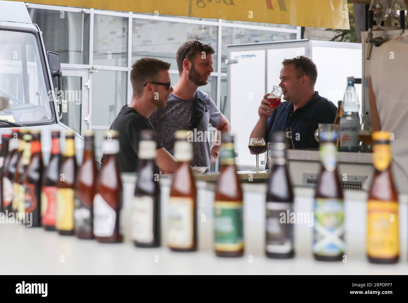 (190802) -- BERLIN, 2 août 2019 -- les visiteurs goûtent à la bière lors du Festival international de la bière de Berlin à Berlin, capitale de l'Allemagne, le 2 août 2019. Le Festival international annuel de la bière de Berlin a débuté vendredi à Berlin. Environ 350 brasseries de 90 pays et régions servent environ 2 400 spécialités de bière différentes pendant le festival de la bière de 3 jours. ALLEMAGNE-BERLIN-FESTIVAL INTERNATIONAL DE LA BIÈRE ShanxYuqi PUBLICATIONxNOTxINxCHN Banque D'Images