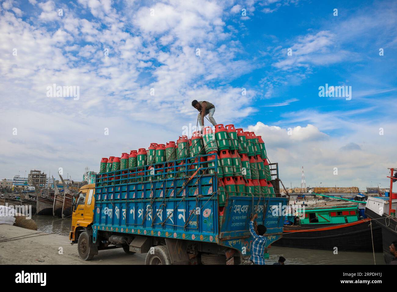 Chittagong, Bangladesh. 22 juillet 2023. Un travailleur arrange des bouteilles de gaz GPL dans un camion près de Fishery Ghat. Le secteur des bouteilles de gaz GPL a connu un essor considérable Banque D'Images