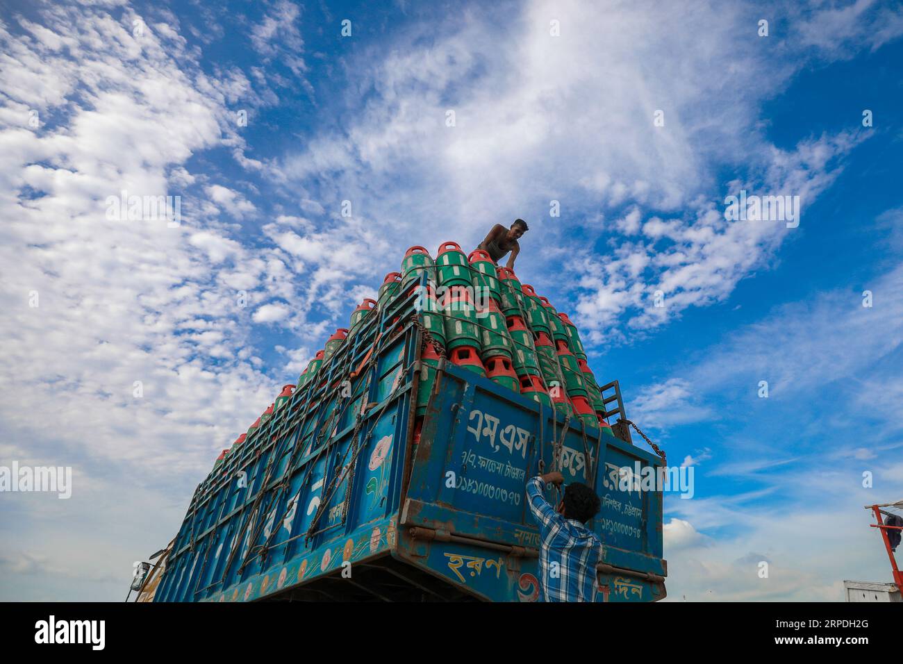 Chittagong, Bangladesh. 22 juillet 2023. Un travailleur arrange des bouteilles de gaz GPL dans un camion près de Fishery Ghat. Le secteur des bouteilles de gaz GPL a connu un essor considérable Banque D'Images