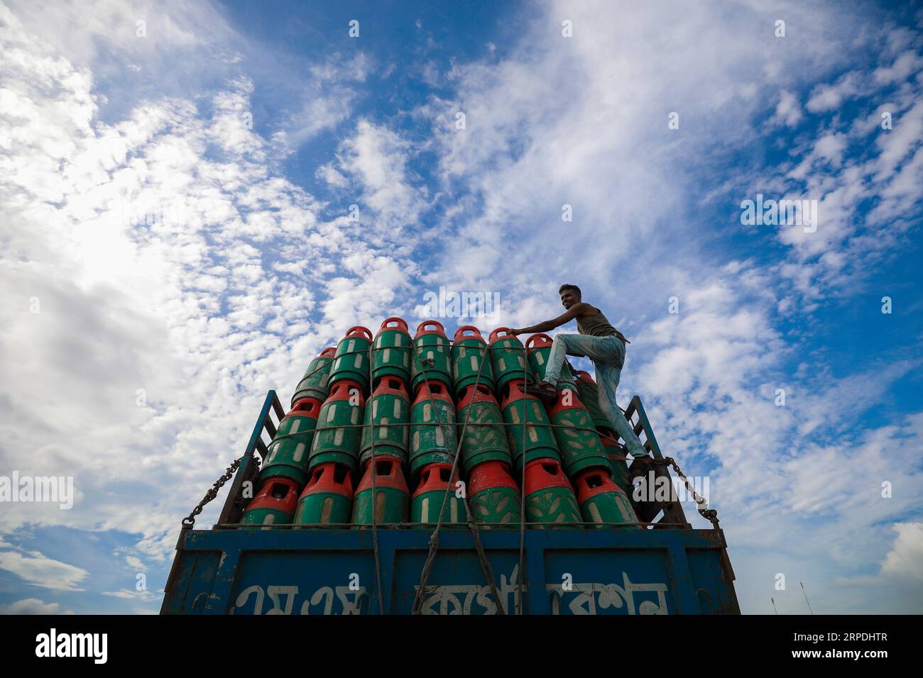 Chittagong, Bangladesh. 22 juillet 2023. Un travailleur arrange des bouteilles de gaz GPL dans un camion près de Fishery Ghat. Le secteur des bouteilles de gaz GPL a connu un essor considérable Banque D'Images