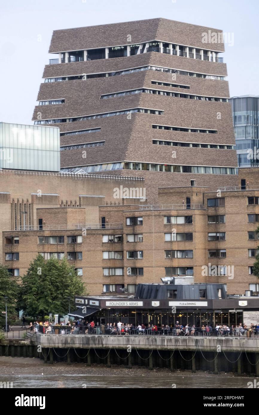 (190805) -- LONDRES, 5 août 2019 -- une photo prise le 4 août 2019 montre l'extérieur du musée Tate Modern dans le centre de Londres, en Grande-Bretagne. Selon la BBC, un garçon de six ans a été jeté à cinq étages d'une plate-forme d'observation au dixième étage du musée Tate Modern dans le centre de Londres, a déclaré la police. Un garçon de 17 ans a été arrêté pour tentative de meurtre. Ray Tang) BRITAIN-LONDON-TATE MODERN-INCIDENT HanxYan PUBLICATIONxNOTxINxCHN Banque D'Images