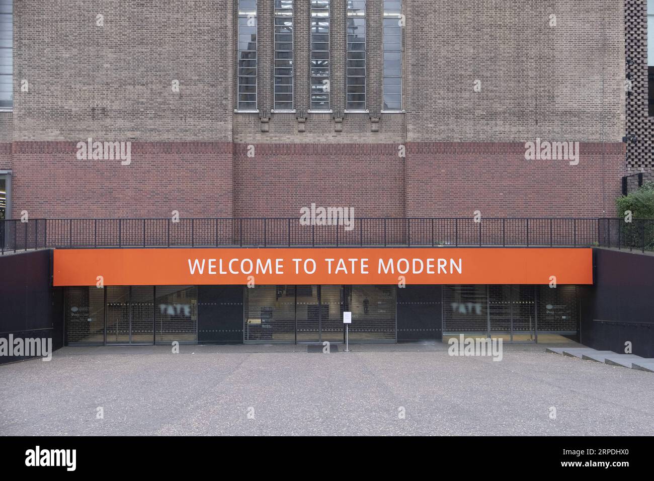 (190805) -- LONDRES, 5 août 2019 -- une photo prise le 4 août 2019 montre l'entrée du musée Tate Modern dans le centre de Londres, en Grande-Bretagne. Selon la BBC, un garçon de six ans a été jeté à cinq étages d'une plate-forme d'observation au dixième étage du musée Tate Modern dans le centre de Londres, a déclaré la police. Un garçon de 17 ans a été arrêté pour tentative de meurtre. Ray Tang) BRITAIN-LONDON-TATE MODERN-INCIDENT HanxYan PUBLICATIONxNOTxINxCHN Banque D'Images