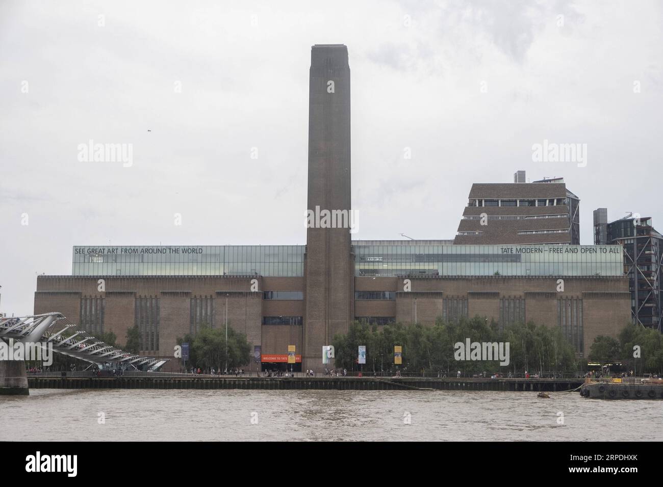 (190805) -- LONDRES, 5 août 2019 -- une photo prise le 4 août 2019 montre l'extérieur du musée Tate Modern dans le centre de Londres, en Grande-Bretagne. Selon la BBC, un garçon de six ans a été jeté à cinq étages d'une plate-forme d'observation au dixième étage du musée Tate Modern dans le centre de Londres, a déclaré la police. Un garçon de 17 ans a été arrêté pour tentative de meurtre. Ray Tang) BRITAIN-LONDON-TATE MODERN-INCIDENT HanxYan PUBLICATIONxNOTxINxCHN Banque D'Images