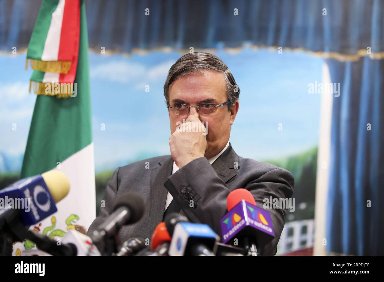 (190806) -- EL PASO, le 6 août 2019 -- le ministre mexicain des Affaires étrangères, Marcelo Ebrard, assiste à une conférence de presse au consulat mexicain à El Paso, Texas, États-Unis, le 5 août 2019. Ebrard a souligné la nécessité de lutter contre le racisme et la suprématie blanche aux États-Unis lors de la conférence de presse. U.S.-EL PASO-MEXICAN FM-PRESS CONFERENCE WANGXYING PUBLICATIONXNOTXINXCHN Banque D'Images