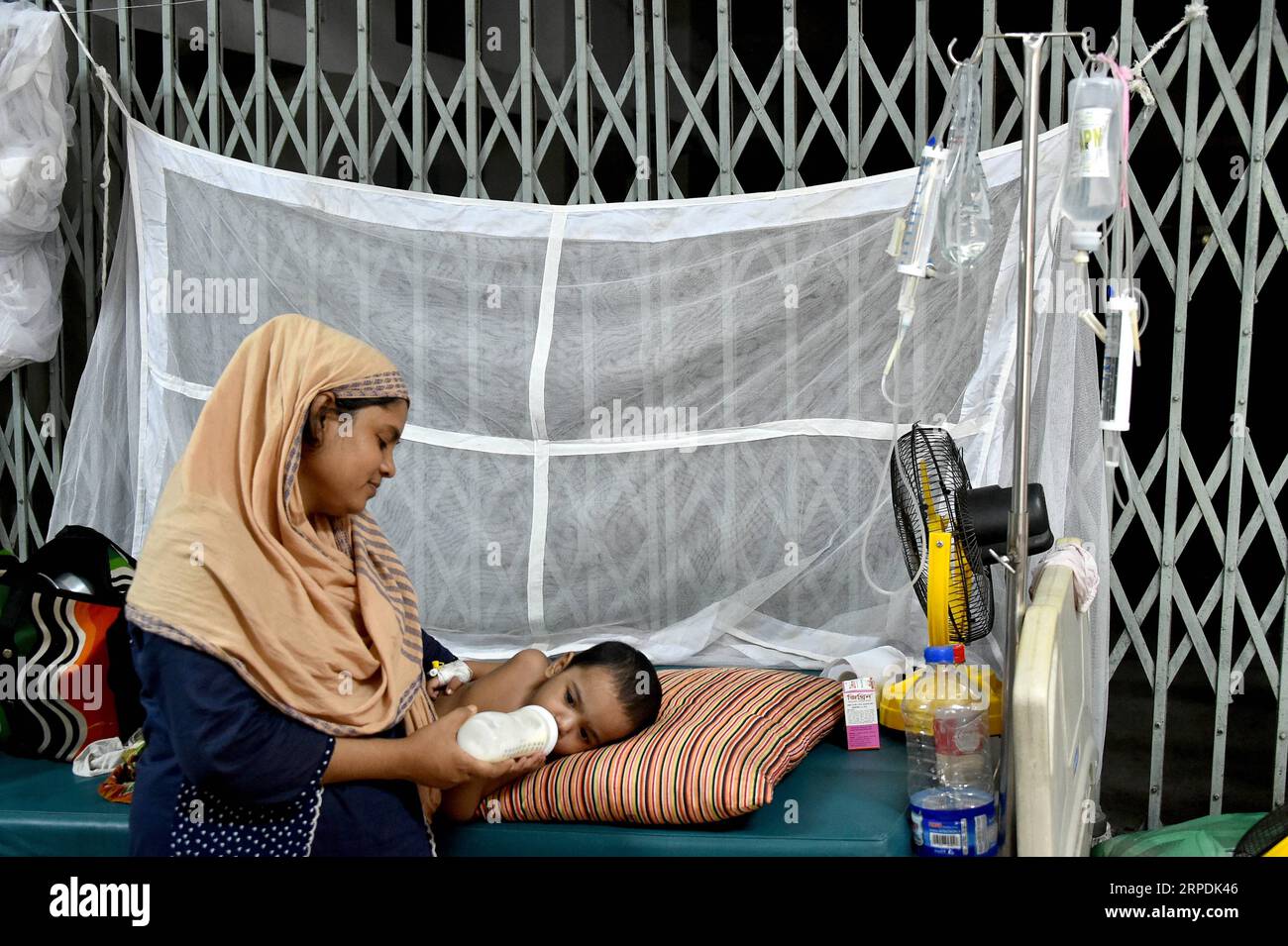 (190806) -- DHAKA, 6 août 2019 (Xinhua) -- Une mère nourrit son bébé infecté par la dengue dans un hôpital de Dhaka, au Bangladesh, le 6 août 2019. Le gouvernement bangladais a confirmé cinq autres décès dus à la dengue, portant le nombre total de décès dans le pays depuis janvier à 23, a rapporté mardi la Direction générale des services de santé. (Str/Xinhua) BANGLADESH-DHAKA-DENGUE PUBLICATIONxNOTxINxCHN Banque D'Images