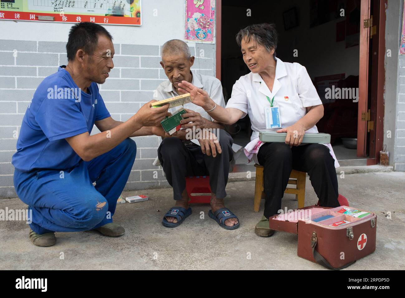 (190809) -- NANCHANG, 9 août 2019 -- Gao Yinshui distribue des médicaments à ses patients dans le village de Lixin, dans la ville de Meiling, dans le district de Wanli, dans la ville de Nanchang, dans la province de Jiangxi, dans l'est de la Chine, le 8 août 2019. Presque tous les jours au cours des quatre dernières décennies, Gao Yinshui, médecin de village de 69 ans, marche sur des kilomètres sur des routes de montagne pour voir ses patients dans neuf villages différents. Fin 1970, la mère de Gao a eu une urgence et a eu la chance d être sauvée par un médecin rural local. À cause de cela, Gao Yinshui a renoncé à l'opportunité d'être enseignant et a choisi de devenir médecin rural. Cependant, elle n'a pas de f médical Banque D'Images