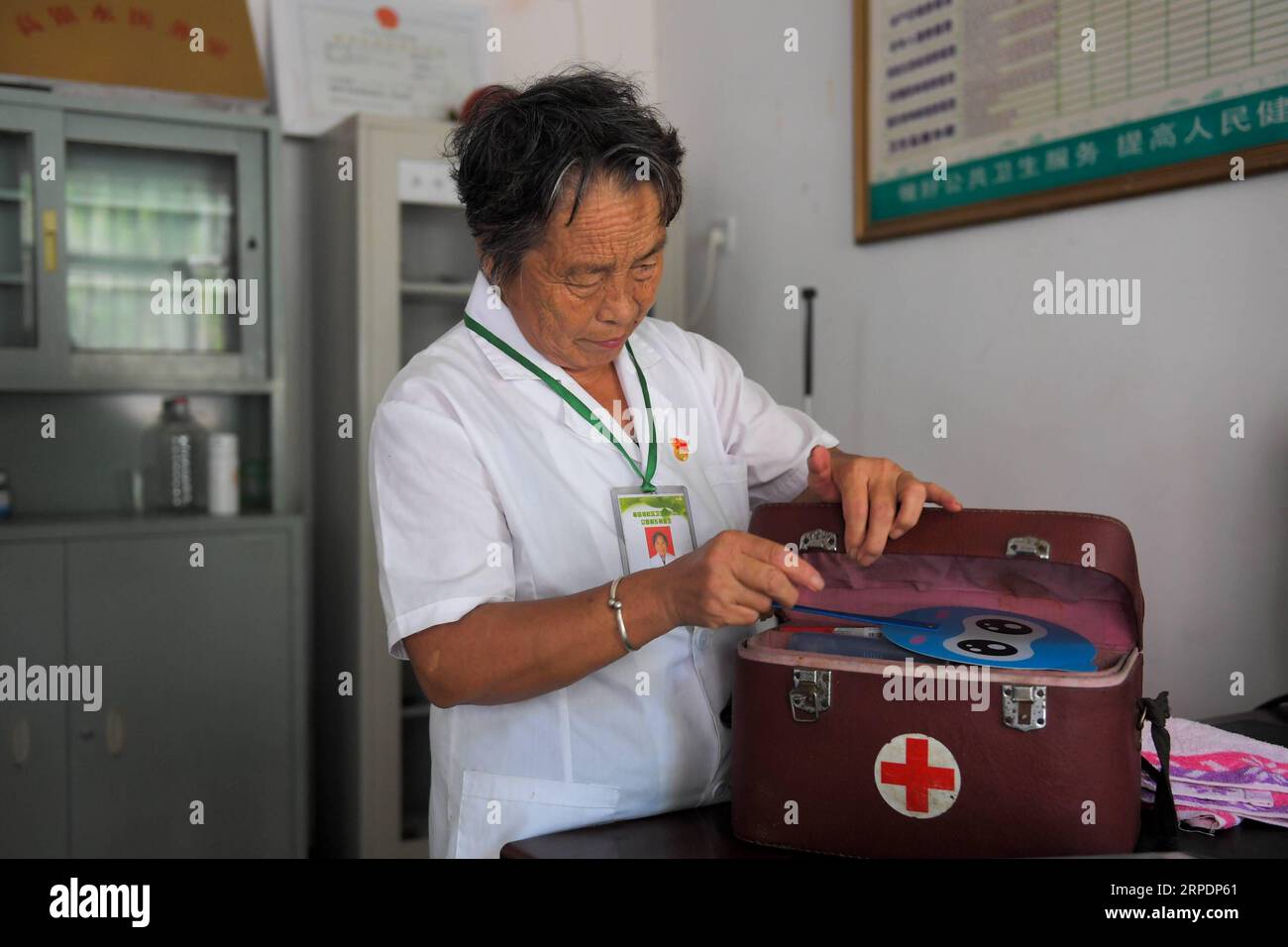 (190809) -- NANCHANG, 9 août 2019 -- Gao Yinshui prépare son coffre à médicaments dans le village de Lixin de la ville de Meiling dans le district de Wanli de la ville de Nanchang, province de Jiangxi dans l'est de la Chine, le 8 août 2019. Presque tous les jours au cours des quatre dernières décennies, Gao Yinshui, médecin de village de 69 ans, marche sur des kilomètres sur des routes de montagne pour voir ses patients dans neuf villages différents. Fin 1970, la mère de Gao a eu une urgence et a eu la chance d être sauvée par un médecin rural local. À cause de cela, Gao Yinshui a renoncé à l'opportunité d'être enseignant et a choisi de devenir médecin rural. Cependant, elle n'a aucune base médicale Banque D'Images
