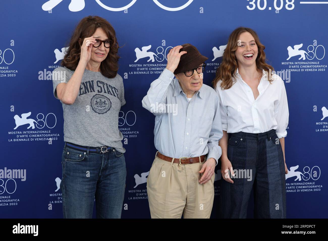 Valerie Lemercier, le réalisateur Woody Allen et Lou de Laage assistent à un photocall pour le film 'coup de chance' au 80e Festival International du film de Venise le 04 septembre 2023 à Venise, en Italie. ©photo : Cinzia Camela. Banque D'Images