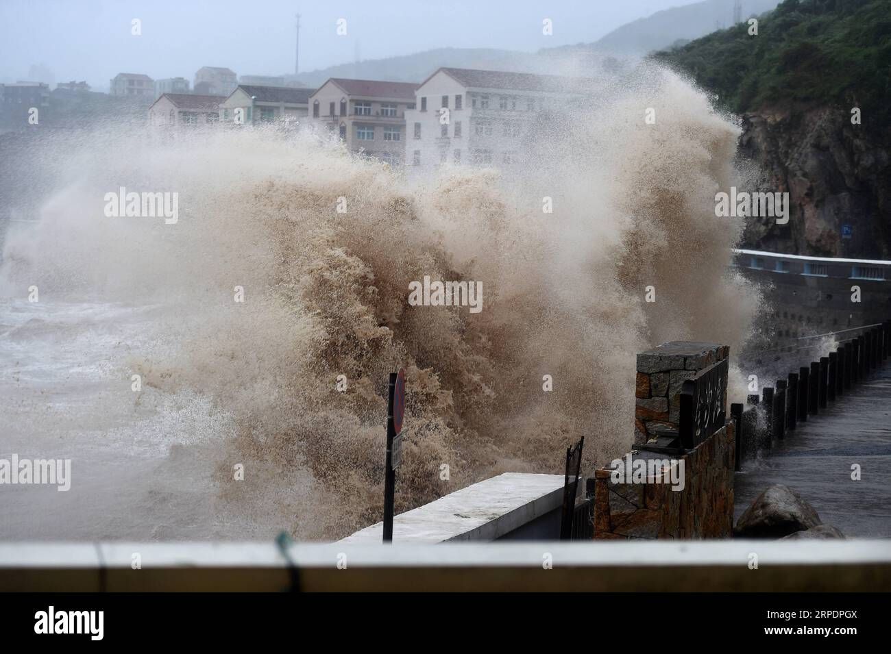 Actualités Themen der Woche KW32 190810 -- BEIJING, 10 août 2019 -- d'énormes vagues ont frappé le rivage de la mer alors que le typhon Lekima approche dans le canton de Shitang de la ville de Wenling, province du Zhejiang dans l'est de la Chine, le 9 août 2019. Le Centre météorologique national de la Chine a émis une alerte rouge pour le typhon Lekima vendredi matin, car il devrait toucher terre dans les zones côtières de la province orientale du Zhejiang samedi. À 8 heures du matin, le centre du typhon Lekima, le neuvième typhon de l’année, se trouvait à environ 290 km au sud-est de la ville de Wenling dans le Zhejiang, avec une force de vent maximale de 209 km par heure. XINHUA PH Banque D'Images