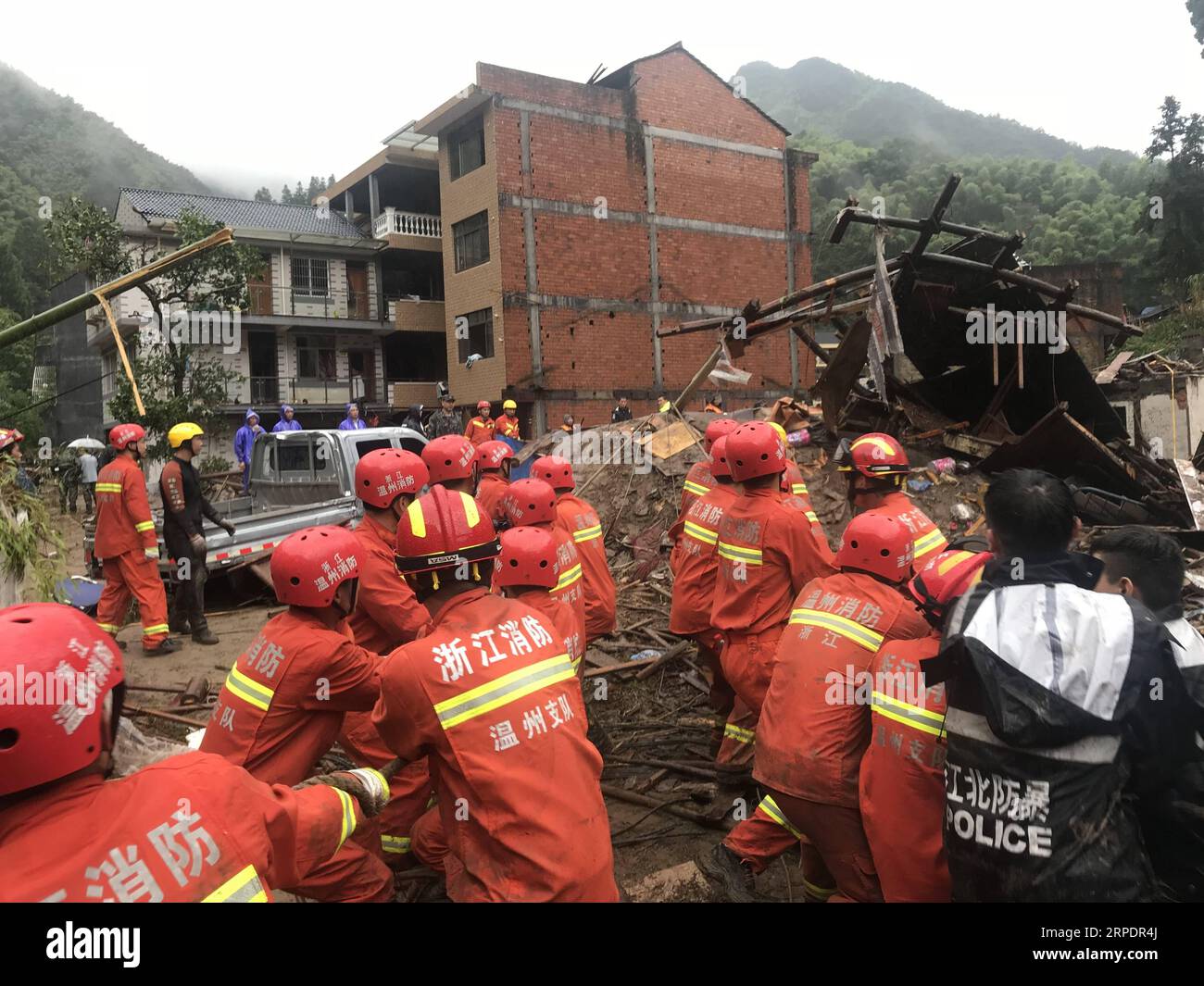 (190810) -- WENZHOU, 10 août 2019 -- des sauveteurs sont vus dans la zone endommagée par le typhon dans le village de Shanzao de la ville de Yantan dans le comté de Yongjia, province de Zhejiang dans l'est de la Chine, le 10 août 2019. Le nombre de morts est passé à 18, cinq autres personnes ayant été retrouvées mortes à 3:30 heures samedi en raison de l'éclatement d'un lac barrière déclenché par un typhon dans la province du Zhejiang de l'est de la Chine, ont déclaré les autorités locales. Deux des cinq décès nouvellement ajoutés ont été précédemment signalés comme disparus. Jusqu'à présent, 14 personnes sont toujours portées disparues, a déclaré une source du département de publicité provincial du comté de Yongjia du Parti communiste chinois Banque D'Images