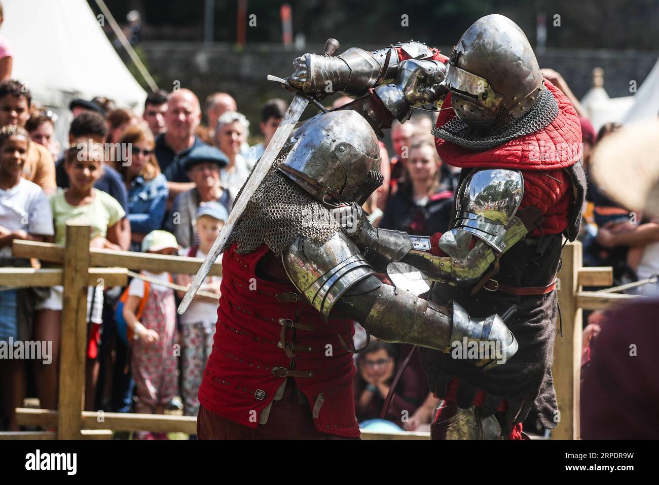 Actualités Bilder des Tages (190810) -- BOUILLON (BELGIQUE), 10 août 2019 -- des combattants lourdement blindés combattent lors de la fête médiévale annuelle dans la ville de Bouillon, dans le sud de la Belgique, le 10 août 2019. La fête médiévale annuelle a commencé à Bouillon le samedi, avec des spectacles, des combats et de l'artisanat de style médiéval ramenant les touristes au Moyen âge.) BELGIQUE-BOUILLON-FESTIVAL MÉDIÉVAL ZhengxHuansong PUBLICATIONxNOTxINxCHN Banque D'Images