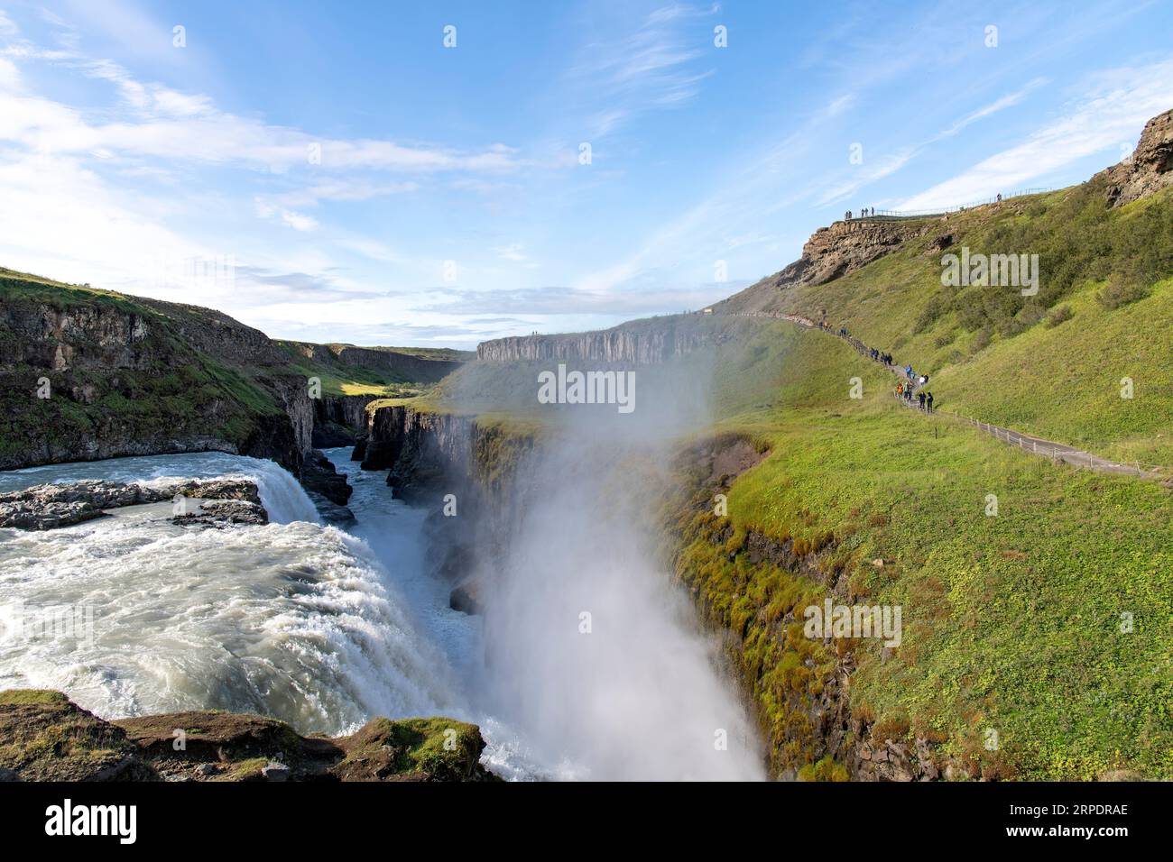 Vue panoramique sur le canyon de la rivière Hvítá à l'extrémité de la cascade Gullfoss située dans le sud-ouest de l'Islande avec touriste sur le point de vue ci-dessus Banque D'Images