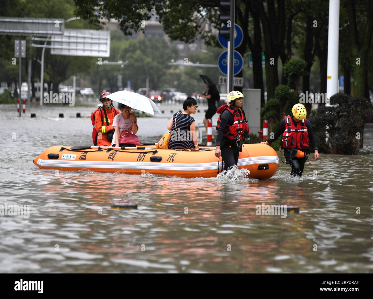 (190810) -- TAIZHOU, 10 août 2019 -- les sauveteurs transfèrent les personnes bloquées par les inondations à Wenling, dans la province du Zhejiang de l'est de la Chine, 10 août 2019. Le typhon Lekima, le neuvième de l'année, a touché terre samedi à Wenling City. Des travaux de sauvetage et de nettoyage ont été effectués dans toutes les parties de la province du Zhejiang. (Photo de /Xinhua) CHINE-ZHEJIANG-TYPHON LEKIMA (CN) WuxPengfei PUBLICATIONxNOTxINxCHN Banque D'Images