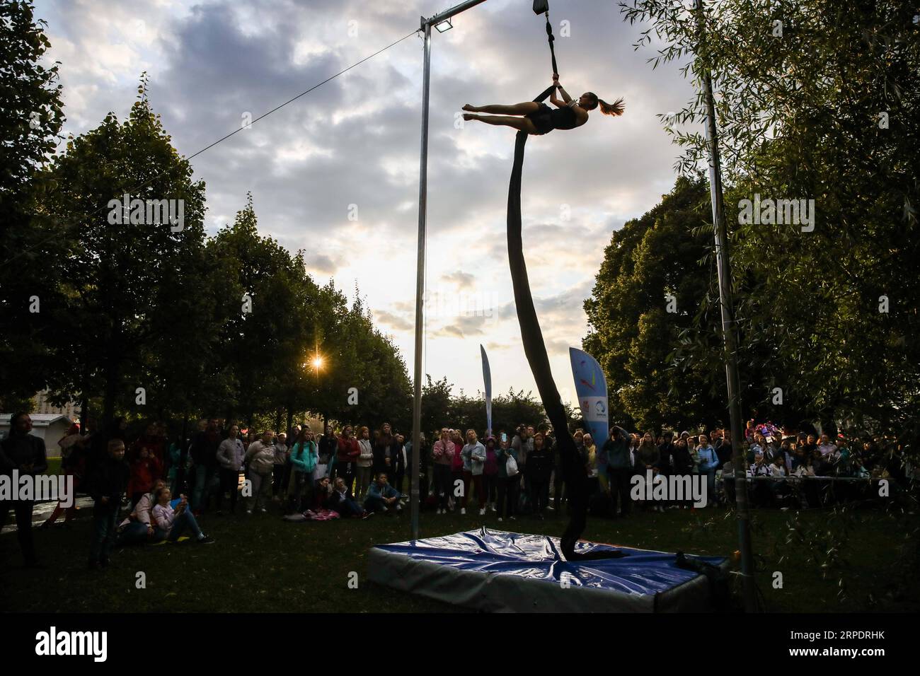 (190811) -- MOSCOU, 11 août 2019 (Xinhua) -- Une gymnaste participe à une compétition en utilisant la toile lors d'un festival de gymnastique aérienne dans le parc Gorki, Moscou, Russie, le 10 août 2019. Le concours s'est déroulé dans 3 catégories différentes : toile, bague et accessoires alternatifs. (Xinhua/Maxim Chernavsky) (SP)RUSSIE-MOSCOU-FESTIVAL DE GYMNASTIQUE AÉRIENNE PUBLICATIONxNOTxINxCHN Banque D'Images