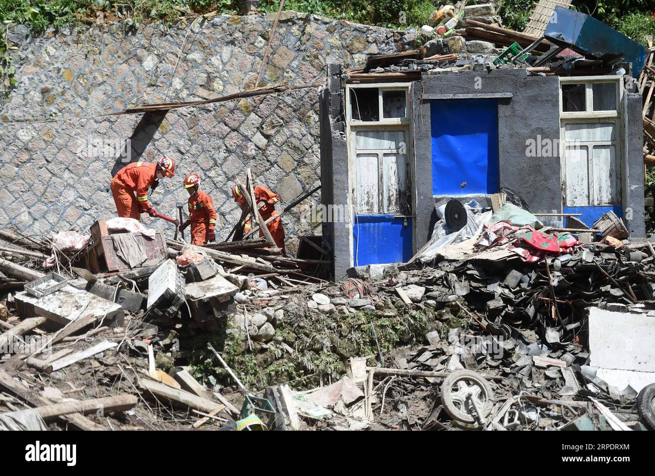 (190811) -- YONGJIA, 11 août 2019 -- des sauveteurs recherchent des victimes sur le site du glissement de terrain dans le village de Shanzao, dans le canton de Yantan, à Yongjia, dans la province de Zhejiang, dans l'est de la Chine, le 11 août 2019. Un total de 32 personnes sont mortes et 16 sont toujours portées disparues après que Lekima, le neuvième et le plus fort typhon de l'année, a atterri vers 1:45 heures samedi dans la ville de Wenling, dans la province du Zhejiang, dans l'est de la Chine, a déclaré le siège provincial de la lutte contre les inondations. La plupart des décès se sont produits dans le comté de Yongjia, administré par la ville de Wenzhou, où des pluies torrentielles ont provoqué un glissement de terrain qui a bloqué une rivière. La barrière la Banque D'Images