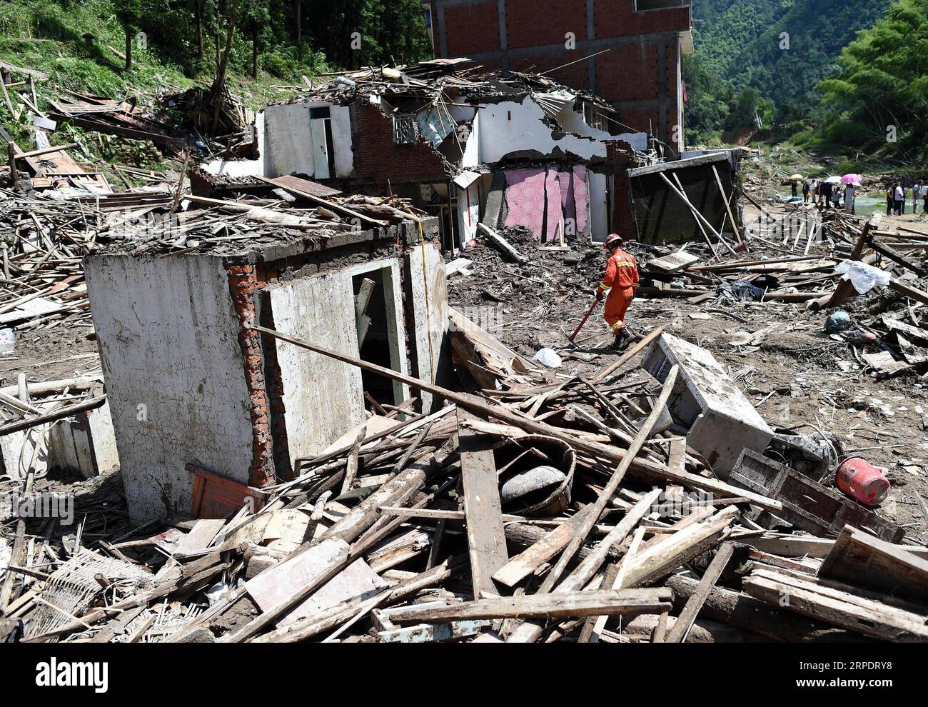 (190811) -- YONGJIA, 11 août 2019 -- des sauveteurs recherchent des victimes sur le site du glissement de terrain dans le village de Shanzao, dans le canton de Yantan, à Yongjia, dans la province de Zhejiang, dans l'est de la Chine, le 11 août 2019. Un total de 32 personnes sont mortes et 16 sont toujours portées disparues après que Lekima, le neuvième et le plus fort typhon de l'année, a atterri vers 1:45 heures samedi dans la ville de Wenling, dans la province du Zhejiang, dans l'est de la Chine, a déclaré le siège provincial de la lutte contre les inondations. La plupart des décès se sont produits dans le comté de Yongjia, administré par la ville de Wenzhou, où des pluies torrentielles ont provoqué un glissement de terrain qui a bloqué une rivière. La barrière la Banque D'Images