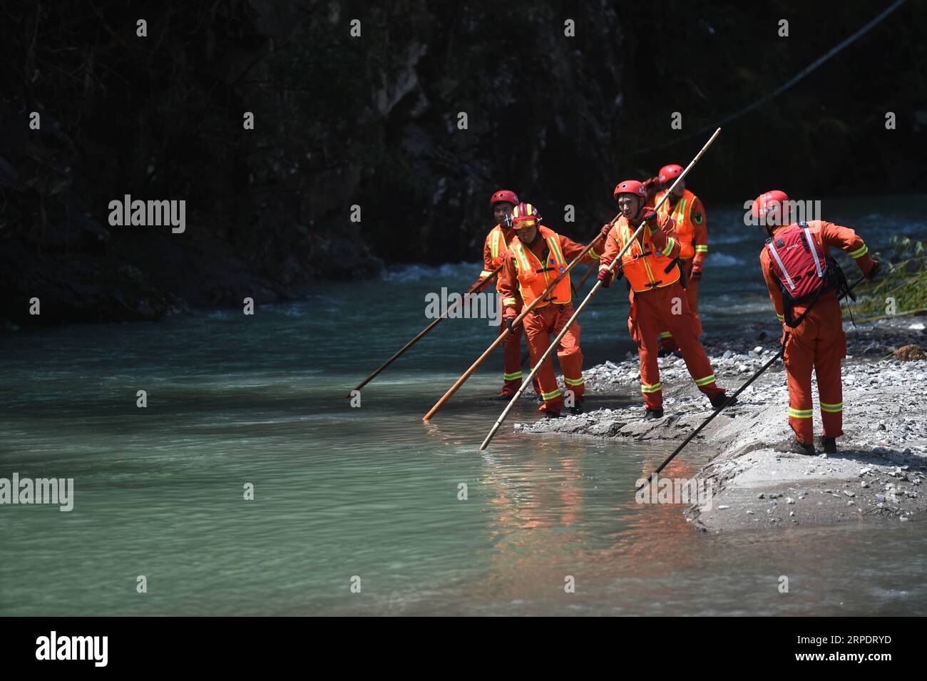(190811) -- YONGJIA, 11 août 2019 -- des sauveteurs travaillent sur le site du glissement de terrain dans le village de Shanzao, dans le canton de Yantan, à Yongjia, dans la province de Zhejiang de l est de la Chine, le 11 août 2019. Un total de 32 personnes sont mortes et 16 sont toujours portées disparues après que Lekima, le neuvième et le plus fort typhon de l'année, a atterri vers 1:45 heures samedi dans la ville de Wenling, dans la province du Zhejiang, dans l'est de la Chine, a déclaré le siège provincial de la lutte contre les inondations. La plupart des décès se sont produits dans le comté de Yongjia, administré par la ville de Wenzhou, où des pluies torrentielles ont provoqué un glissement de terrain qui a bloqué une rivière. La barrière lac éclate et f Banque D'Images