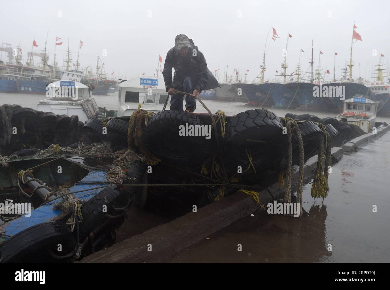 (190811) -- BEIJING, 11 août 2019 -- Un homme ancre des navires à un quai à Wenling, dans la province du Zhejiang de l est de la Chine, 9 août 2019.) Titres de Xinhua : la Chine combat le puissant typhon Lekima HanxChuanhao PUBLICATIONxNOTxINxCHN Banque D'Images