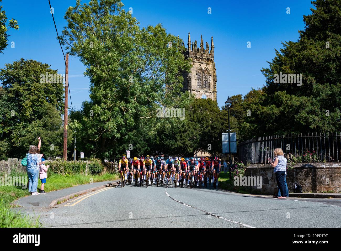 Scènes de la partie 2 du Tour de Grande-Bretagne, de Wrexham à Wrexham, alors que le peleton passe devant l'une des 7 merveilles du pays de Galles, l'église All Saints de Gresford. Banque D'Images