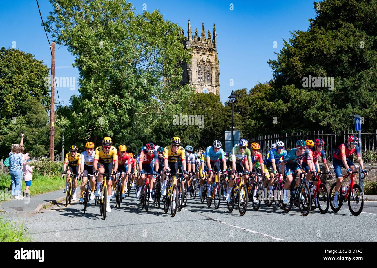 Scènes de la partie 2 du Tour de Grande-Bretagne, de Wrexham à Wrexham, alors que le peleton passe devant l'une des 7 merveilles du pays de Galles, l'église All Saints de Gresford. Banque D'Images