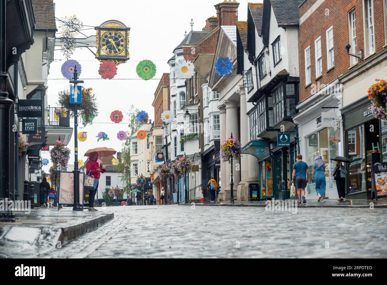 GUILDFORD, SURREY, ROYAUME-UNI- 31 AOÛT 2023 : Guildford High Street et Guild Hall- une rue pavée de boutiques dans une ville historique pittoresque Banque D'Images