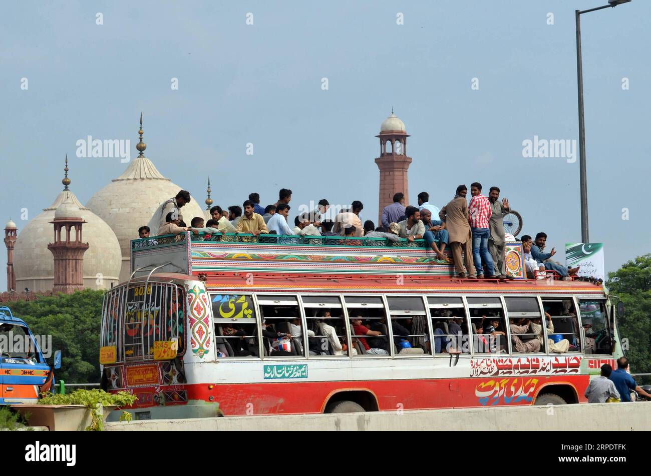 (190811) -- LAHORE, 11 août 2019 -- des passagers sont vus dans un bus surpeuplé avant le festival Eid al-Adha à Lahore, Pakistan, le 11 août 2019. (Photo de /Xinhua) PAKISTAN-LAHORE-EID-AL-ADHA-TRAVELERS JamilxAhmed PUBLICATIONxNOTxINxCHN Banque D'Images