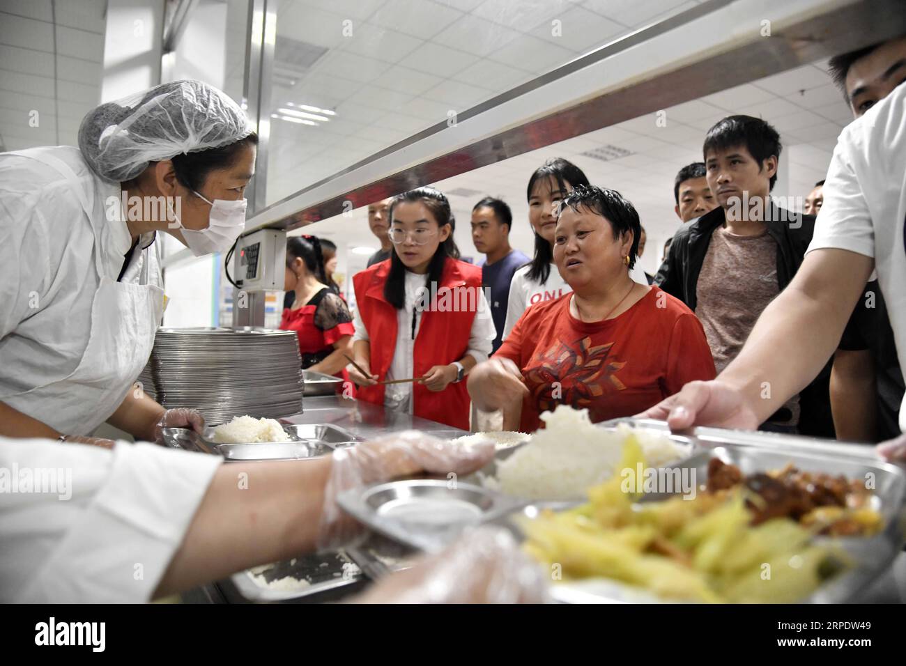 (190812) -- SHOUGUANG, 12 août 2019 -- les gens prennent des repas dans un collège, qui sert maintenant de site de relocalisation, à Shouguang, dans la province du Shandong de l est de la Chine, 12 août 2019. Environ 93 000 résidents locaux ont été relocalisés alors que le typhon Lekima a fait des ravages dans certaines parties de Shouguang.) CHINE-SHANDONG-TYPHOON-LEKIMA-RELOCALISATION (CN) GUOXXULEI PUBLICATIONXNOTXINXCHN Banque D'Images