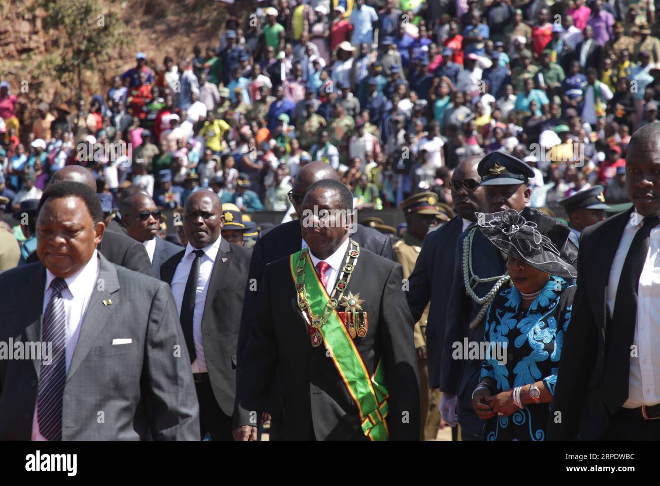 (190812) -- HARARE, 12 août 2019 (Xinhua) -- le président zimbabwéen Emmerson Mnangagwa (C, front) arrive pour assister à un événement marquant la 39e Journée des héros à Harare, Zimbabwe, le 12 août 2019. Emmerson Mnangagwa a exhorté les Zimbabwéens à fuir la violence et la corruption et à concentrer leurs efforts sur la reconstruction de l'économie lors de l'événement de lundi. (Photo de Shaun Jusa/Xinhua) ZIMBABWE-HARARE-PRESIDENT-MNANGAGWA-HEROES DAY PUBLICATIONxNOTxINxCHN Banque D'Images