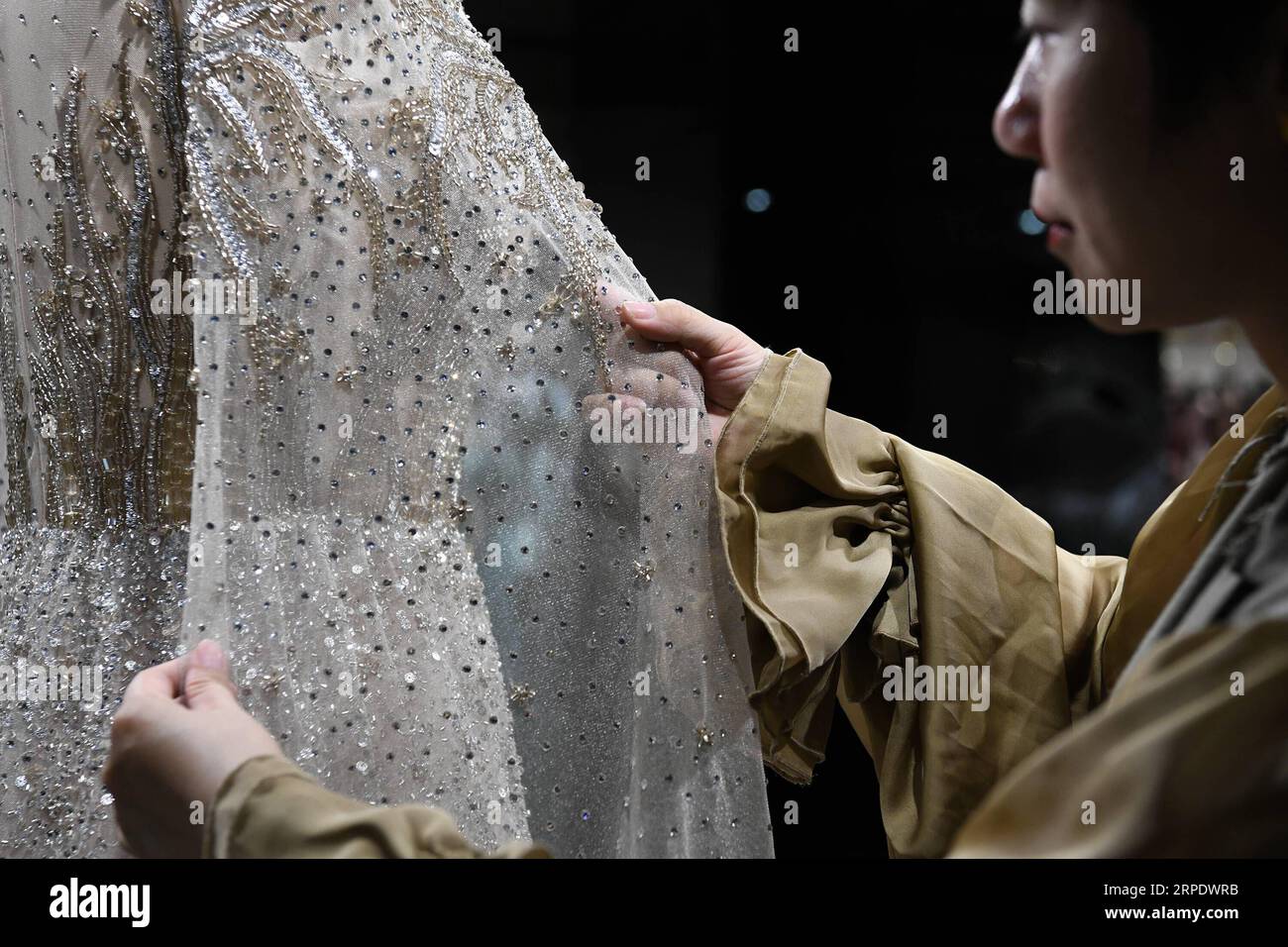 (190813) -- PÉKIN, 13 août 2019 -- She Keyan, héritière officielle du patrimoine national de la broderie Chao, expose une robe de mariée à Chaozhou, dans la province du Guangdong du sud de la Chine, le 17 juillet 2019.) Xinhua Headlines : Tarifs pour Upend US mariées robe de mariée rêves LiangxXu PUBLICATIONxNOTxINxCHN Banque D'Images