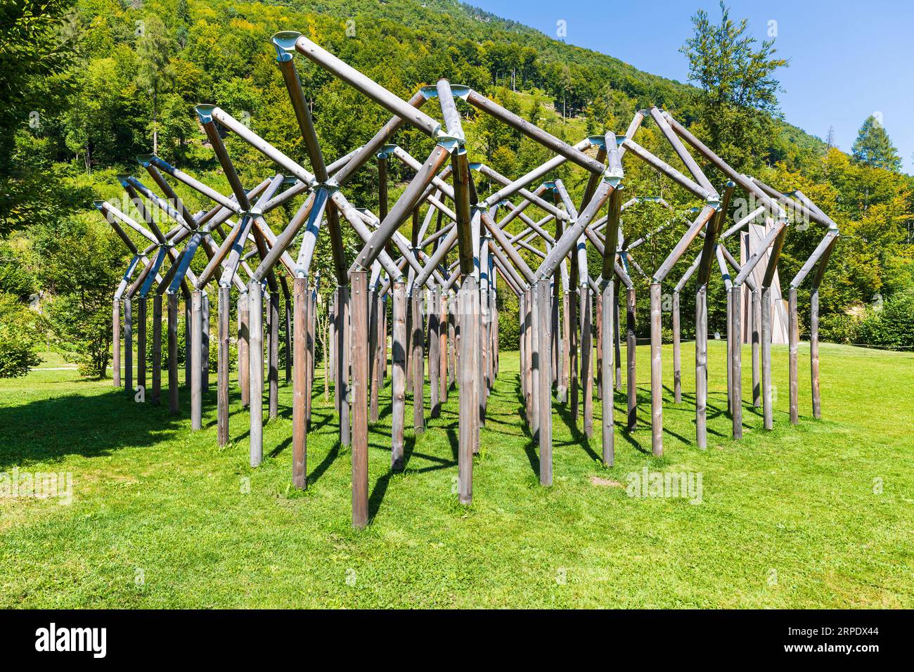 Italie Trentin Val di Sella - Arte Sella / Rocco Yin - Renaissance d'une forêt dansante (2022) Banque D'Images