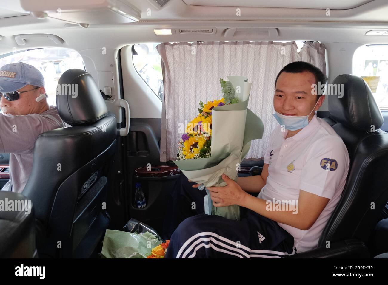 (190815) -- BEIJING, 15 août 2019 -- Fu Guohao (R), journaliste du Global Times, un journal basé à Beijing, quitte l'hôpital Princess Margaret dans le sud de la Chine à Hong Kong, le 14 août 2019. Plus de 100 résidents de Hong Kong se sont rendus à l'hôpital mercredi, où le journaliste agressé par des manifestants violents hier soir à l'aéroport de Hong Kong a reçu un traitement, exprimant leur soutien à sa bravoure et à sa forte opposition à l'escalade de la violence à Hong Kong. Fu Guohao a été saisi par un groupe de manifestants masqués alors qu'il couvrait la situation à l'aéroport mardi soir. Il avait été agressé Banque D'Images