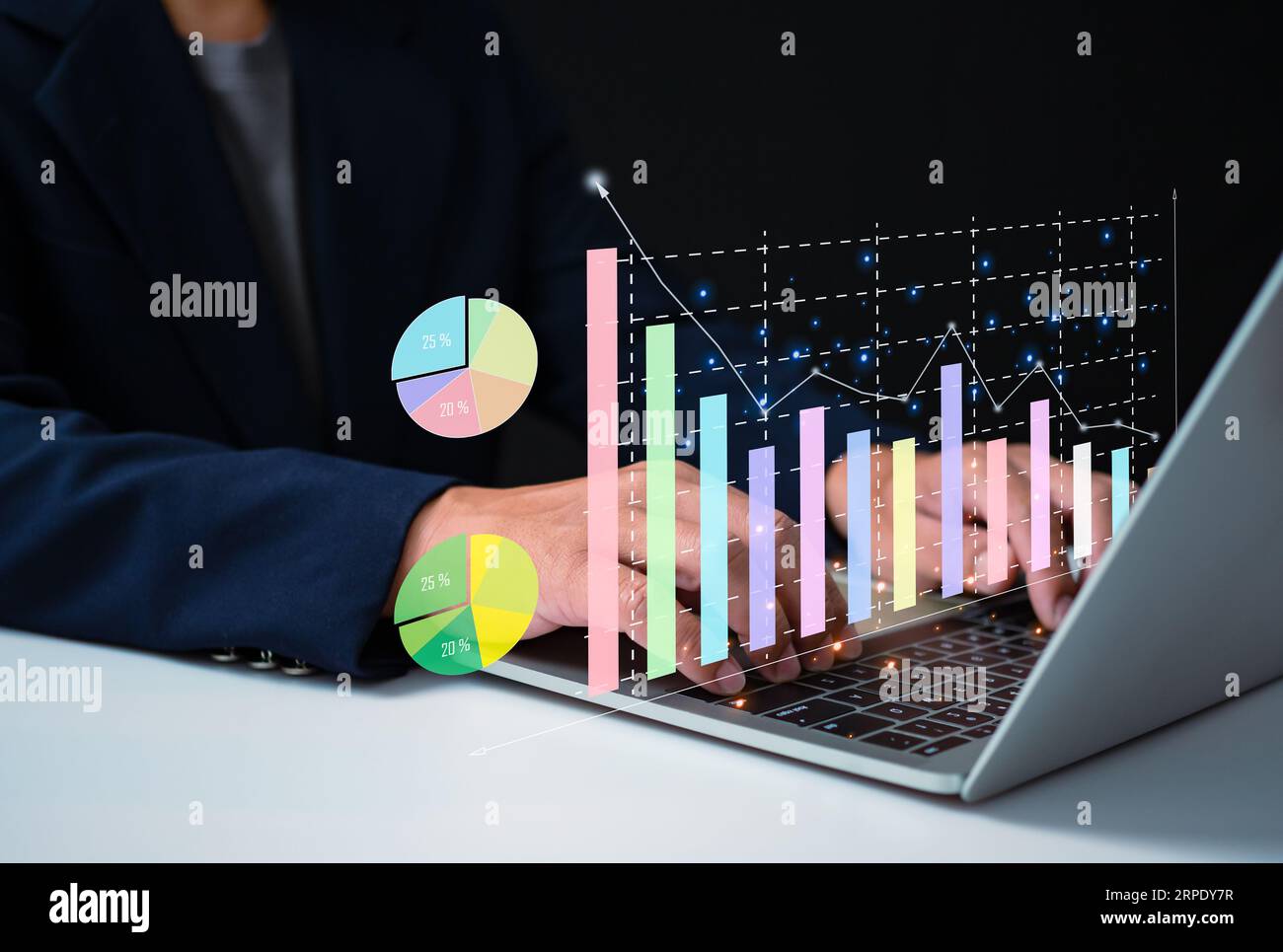 Les gens d'affaires utilisent des ordinateurs pour analyser les affaires et gérer les données d'entreprise, des analyses d'affaires avec des graphiques, des métriques et des indicateurs de performance clés pour améliorer l'organisationa Banque D'Images