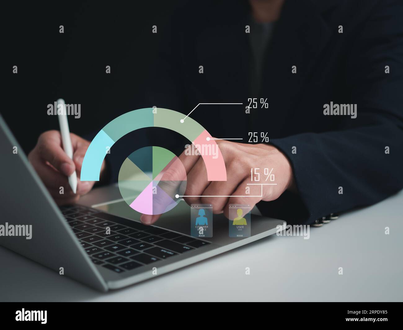 Les gens d'affaires utilisent des ordinateurs pour analyser les affaires et gérer les données d'entreprise, des analyses d'affaires avec des graphiques, des métriques et des indicateurs de performance clés pour améliorer l'organisationa Banque D'Images