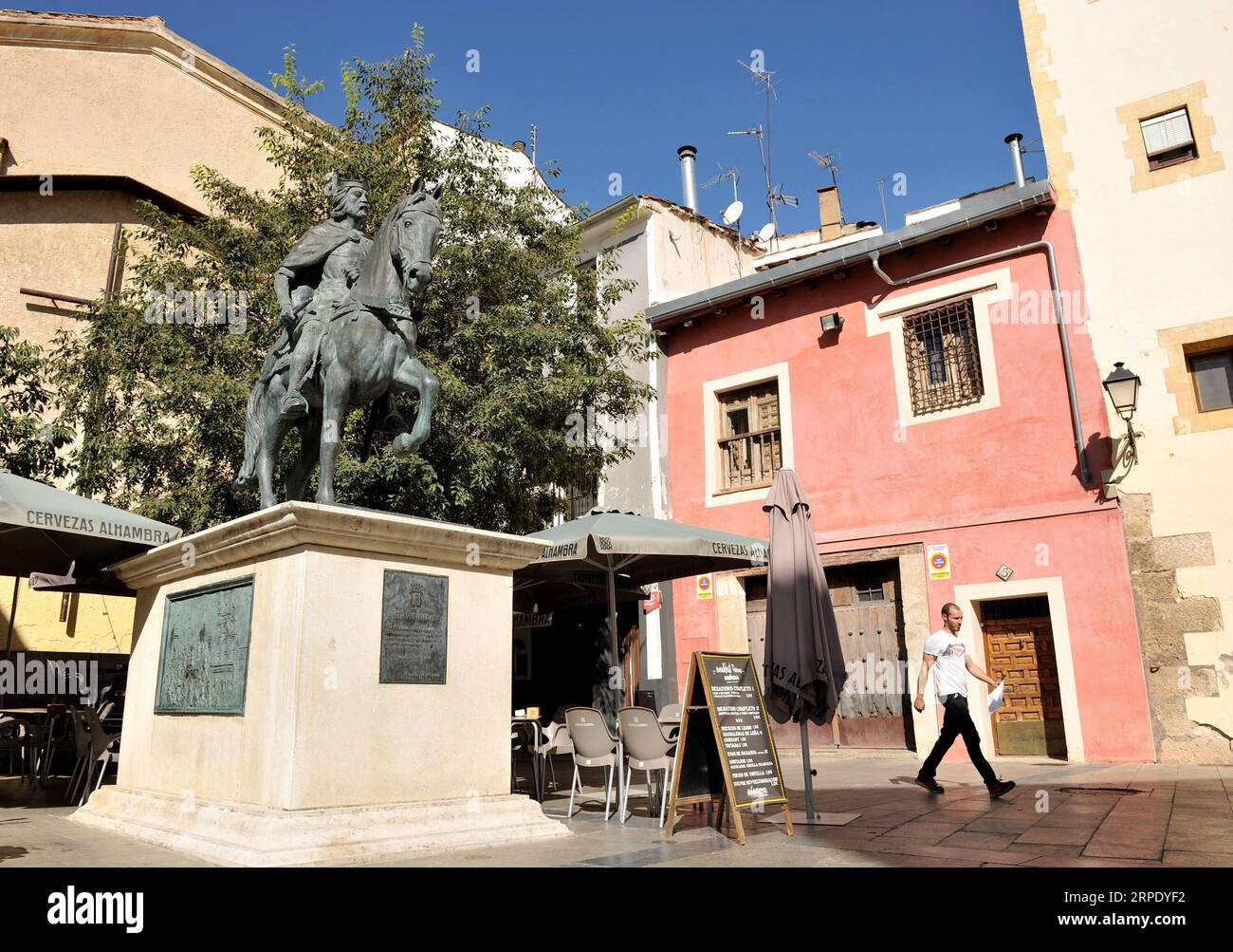 (190815) -- MADRID, 15 août 2019 -- Un homme marche près d'une statue du roi espagnol Alphonse VIII de Castilla à Cuenca, Espagne, 14 août 2019.) ESPAGNE-CUENCA-PAYSAGE GuoxQiuda PUBLICATIONxNOTxINxCHN Banque D'Images