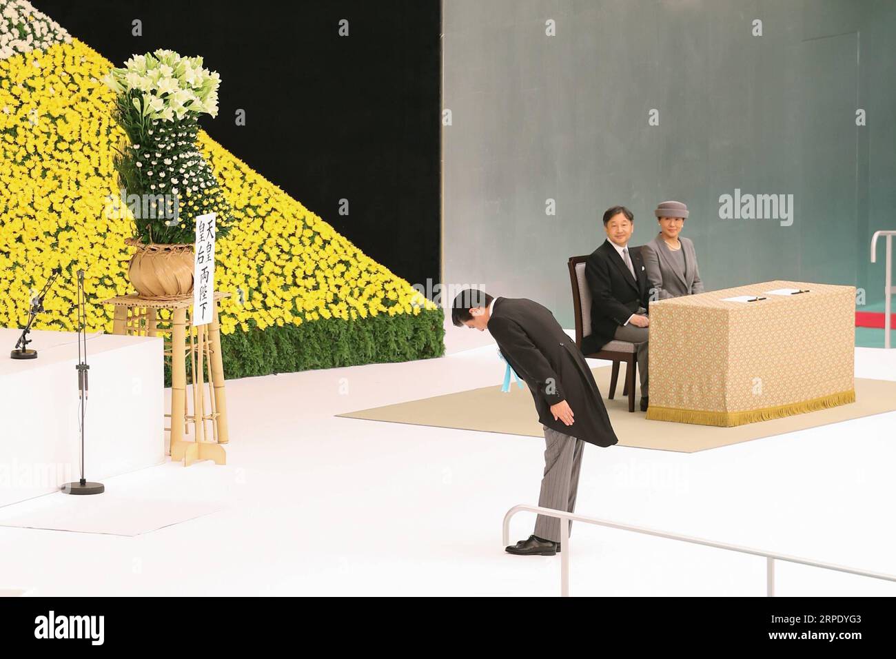 (190815) -- TOKYO, 15 août 2019 -- l'empereur Naruhito (2e R), l'impératrice Masako (1e R) et le Premier ministre japonais Shinzo Abe assistent à une cérémonie annuelle pour pleurer les vies perdues pendant la Seconde Guerre mondiale à Tokyo, Japon, le 15 août 2019. Le Japon a marqué jeudi le 74e anniversaire de sa reddition pendant la Seconde Guerre mondiale, avec l'empereur Naruhito exprimant ses profonds remords sur les actes de guerre du Japon. JAPON-TOKYO-SECONDE GUERRE MONDIALE-EMPEREUR-REMORDS DUXXIAOYI PUBLICATIONXNOTXINXCHN Banque D'Images