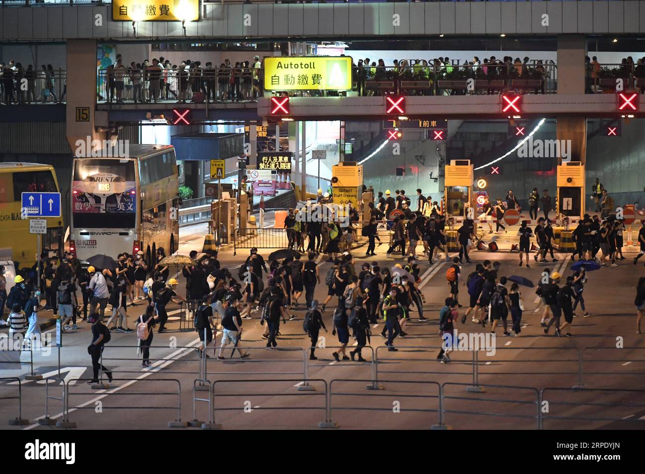 (190815) -- HONG KONG, 15 août 2019 -- des radicaux violents bloquent un tunnel sous-marin dans le sud de la Chine Hong Kong, 10 août 2019. Deux mois plus tard, l'escalade de la violence à Hong Kong a eu un lourd tribut sur l'ordre social. Les radicaux violents ont commis des actes de vandalisme, bloqué les voies de circulation principales, harcelé les navetteurs urbains et incendié à volonté. Beaucoup ont demandé que l ' on mette un frein à la violence flagrante et que l ' ordre soit rétabli. CHINE-HONG KONG-VIOLENCE-SITUATION (CN) LYUXXIAOWEI PUBLICATIONXNOTXINXCHN Banque D'Images