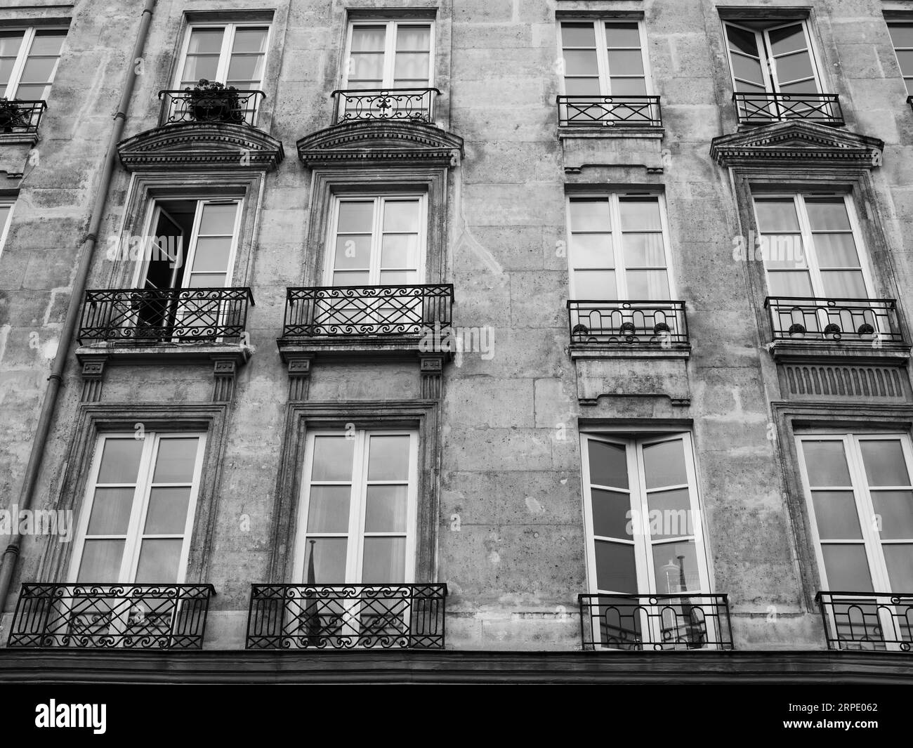 Étude en noir et blanc de Paris appartement Block, Paris, France, Europe, UE. Banque D'Images