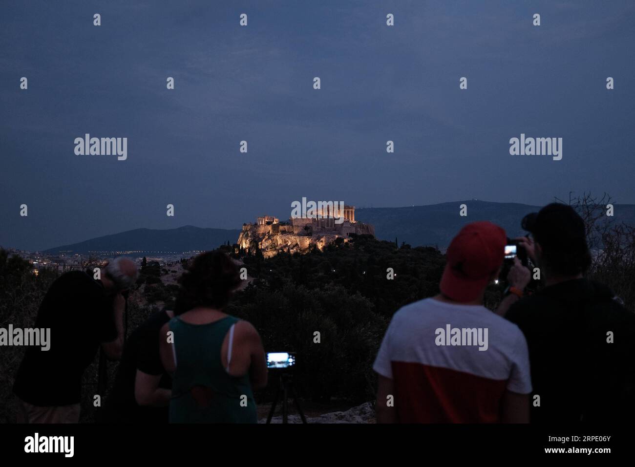 (190815) -- ATHÈNES, 15 août 2019 -- les gens se rassemblent sur la colline des nymphes pour observer la pleine lune d'août se lever au-dessus de l'Acropole à Athènes, Grèce, le 15 août 2019. La Grèce a célébré jeudi la pleine lune d'août en offrant l'entrée gratuite aux sites archéologiques, musées et monuments à travers le pays, sous les auspices du ministère grec de la Culture et des Sports. POUR ALLER AVEC les sites archéologiques, les musées à travers la Grèce célèbrent la pleine lune d'août (photo par /Xinhua) GRÈCE-ATHÈNES-PLEINE LUNE-CÉLÉBRATION NickxPaleologos PUBLICATIONxNOTxINxCHN Banque D'Images