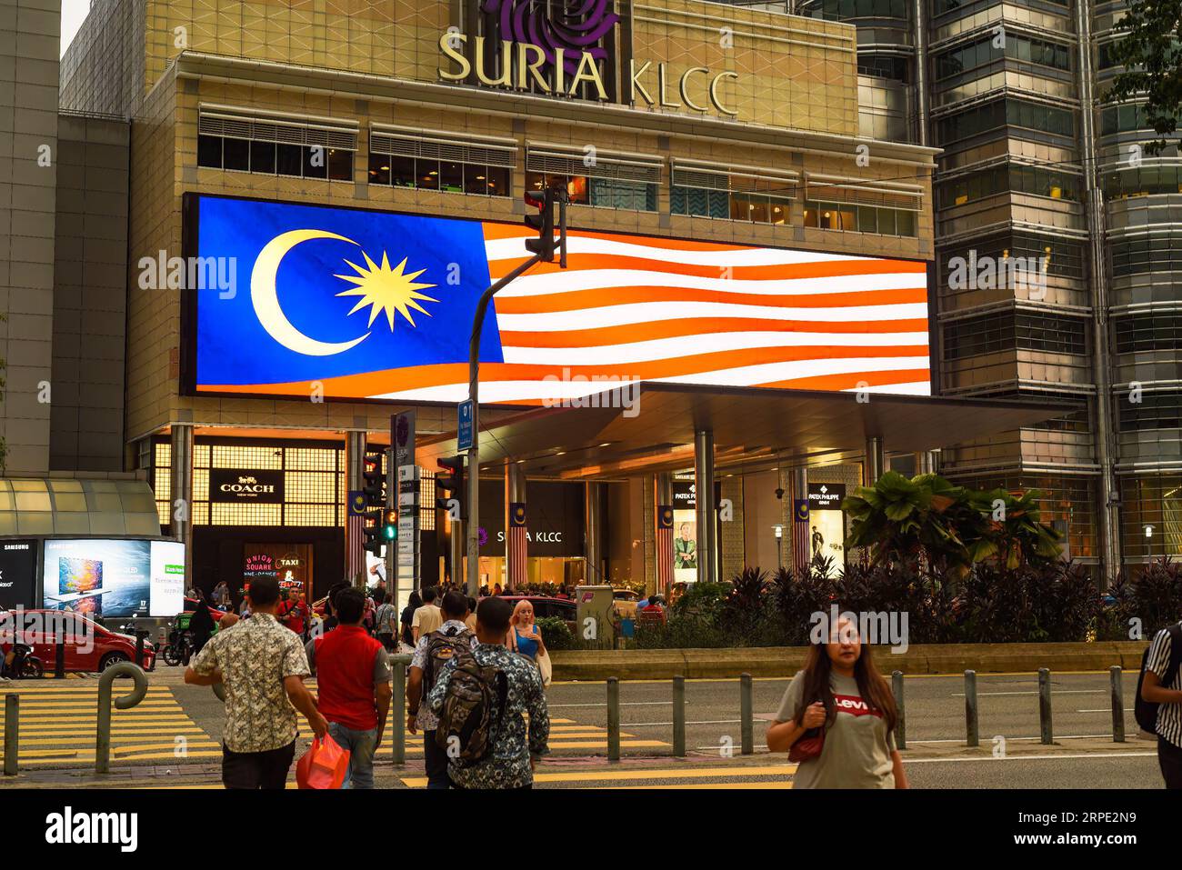 Kuala Lumpur, Malaisie - 26 août 2023 : centre commercial Suria KLCC dans la tour jumelle Petronas vue de près Banque D'Images