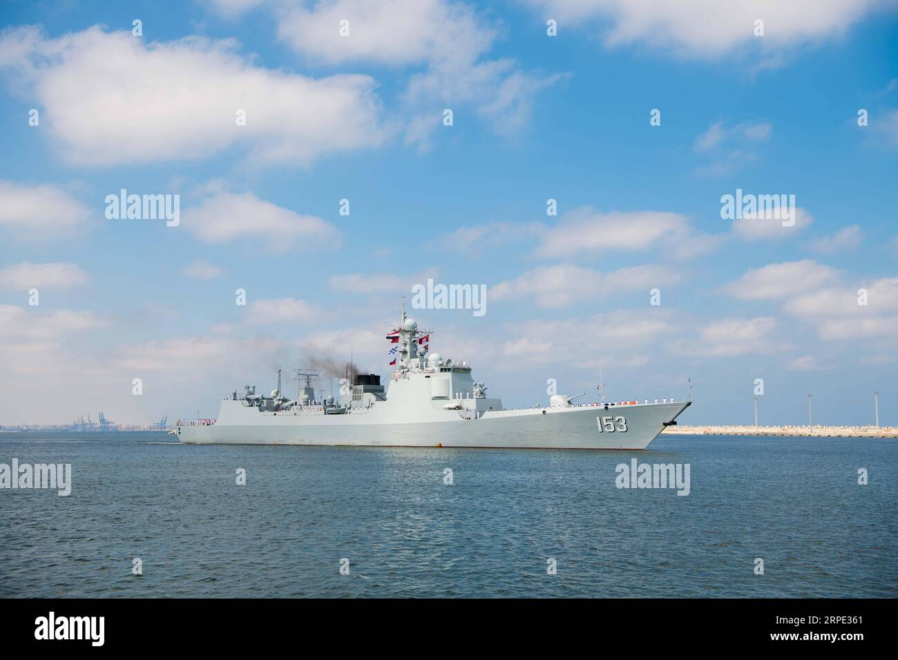 (190816) -- ALEXANDRIE (ÉGYPTE), 16 août 2019 -- la photo prise le 16 août 2019 montre le destroyer chinois Xi an de la 32e flotte d'escorte navale chinoise à Alexandrie, en Égypte. Le destroyer chinois Xi an de la 32e flotte d'escorte navale chinoise est arrivé vendredi au port de la base navale d'Alexandrie en Égypte pour un arrêt technique de quatre jours. ÉGYPTE-ALEXANDRIE-DESTROYER DE MISSILES CHINOIS XI AN -ARRÊT TECHNIQUE WUXHUIWO PUBLICATIONXNOTXINXCHN Banque D'Images