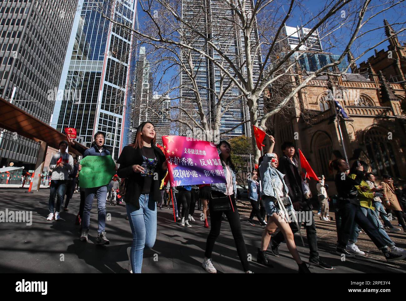 (190817) -- SYDNEY, 17 août 2019 -- des gens participent au rassemblement Stop Riots à Hong Kong à Sydney, Australie, 17 août 2019. Environ 3 000 personnes ont défilé pacifiquement dans les rues de Sydney samedi pour appeler à la fin de la violence qui a frappé la région administrative spéciale (RAS) de Hong Kong ces dernières semaines. POUR ALLER AVEC feature : des milliers de personnes se rassemblent à Sydney pour appeler à la fin de la violence en Chine à Hong KONG ) AUSTRALIE-SYDNEY-FIN DE LA VIOLENCE-HONG KONG-MARS BaixXuefei PUBLICATIONxNOTxINxCHN Banque D'Images