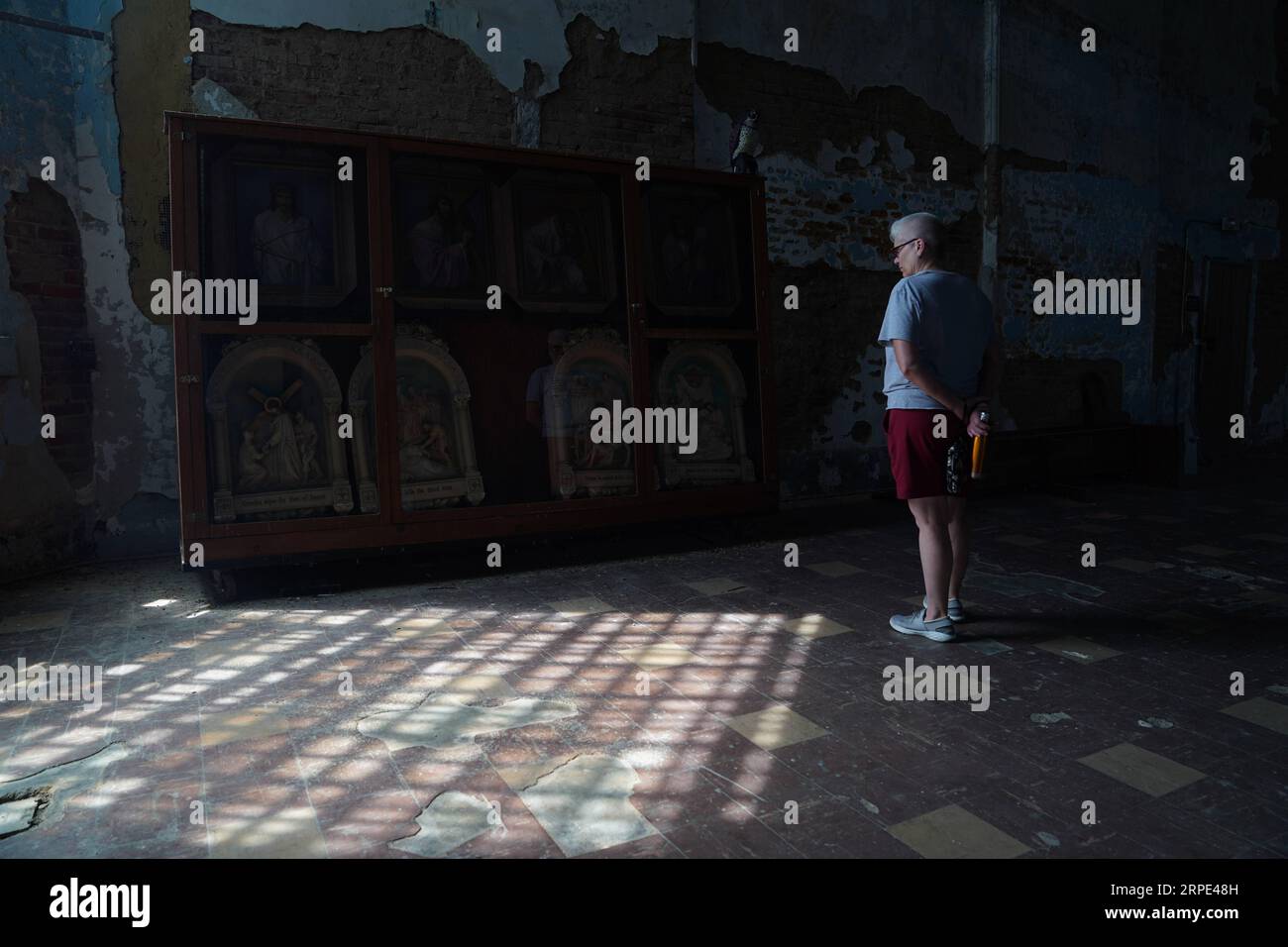 (190817) -- MANSFIELD, 17 août 2019 -- Un homme visite l'ancienne prison de l'État de l'Ohio où la rédemption Shawshank a été filmée dans la ville de Mansfield, Ohio, États-Unis, le 16 août 2019. Des événements ont eu lieu à Mansfield pour célébrer le 25e anniversaire de la projection du film The Shawshank Redemption . U.S.-OHIO- LA RÉDEMPTION SHAWSHANK -25E ANNIVERSAIRE LIUXJIE PUBLICATIONXNOTXINXCHN Banque D'Images