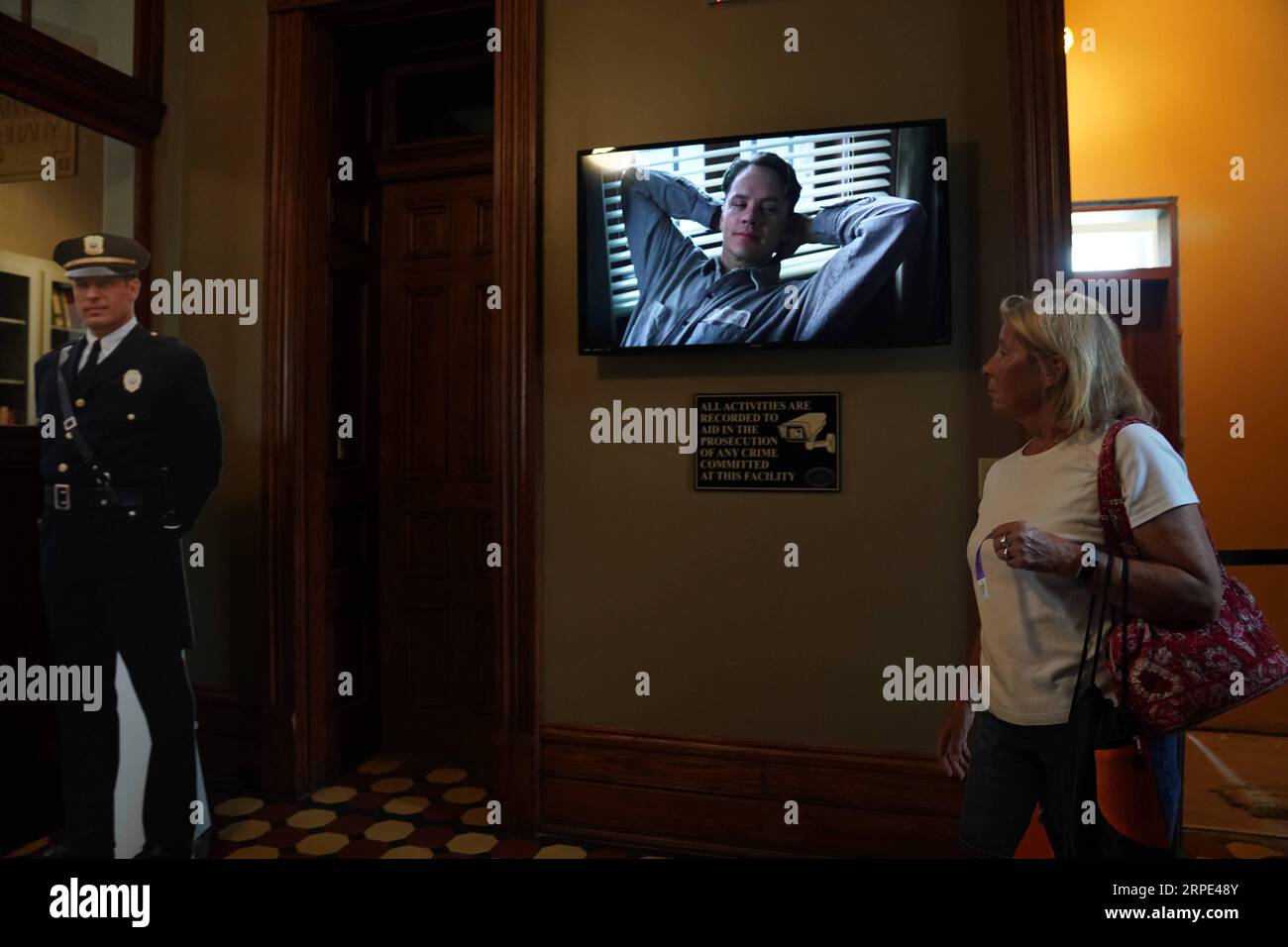 (190817) -- MANSFIELD, 17 août 2019 -- Une femme visite l'ancienne prison de l'État de l'Ohio où la rédemption Shawshank a été filmée dans la ville de Mansfield, Ohio, États-Unis, le 16 août 2019. Des événements ont eu lieu à Mansfield pour célébrer le 25e anniversaire de la projection du film The Shawshank Redemption . U.S.-OHIO- LA RÉDEMPTION SHAWSHANK -25E ANNIVERSAIRE LIUXJIE PUBLICATIONXNOTXINXCHN Banque D'Images