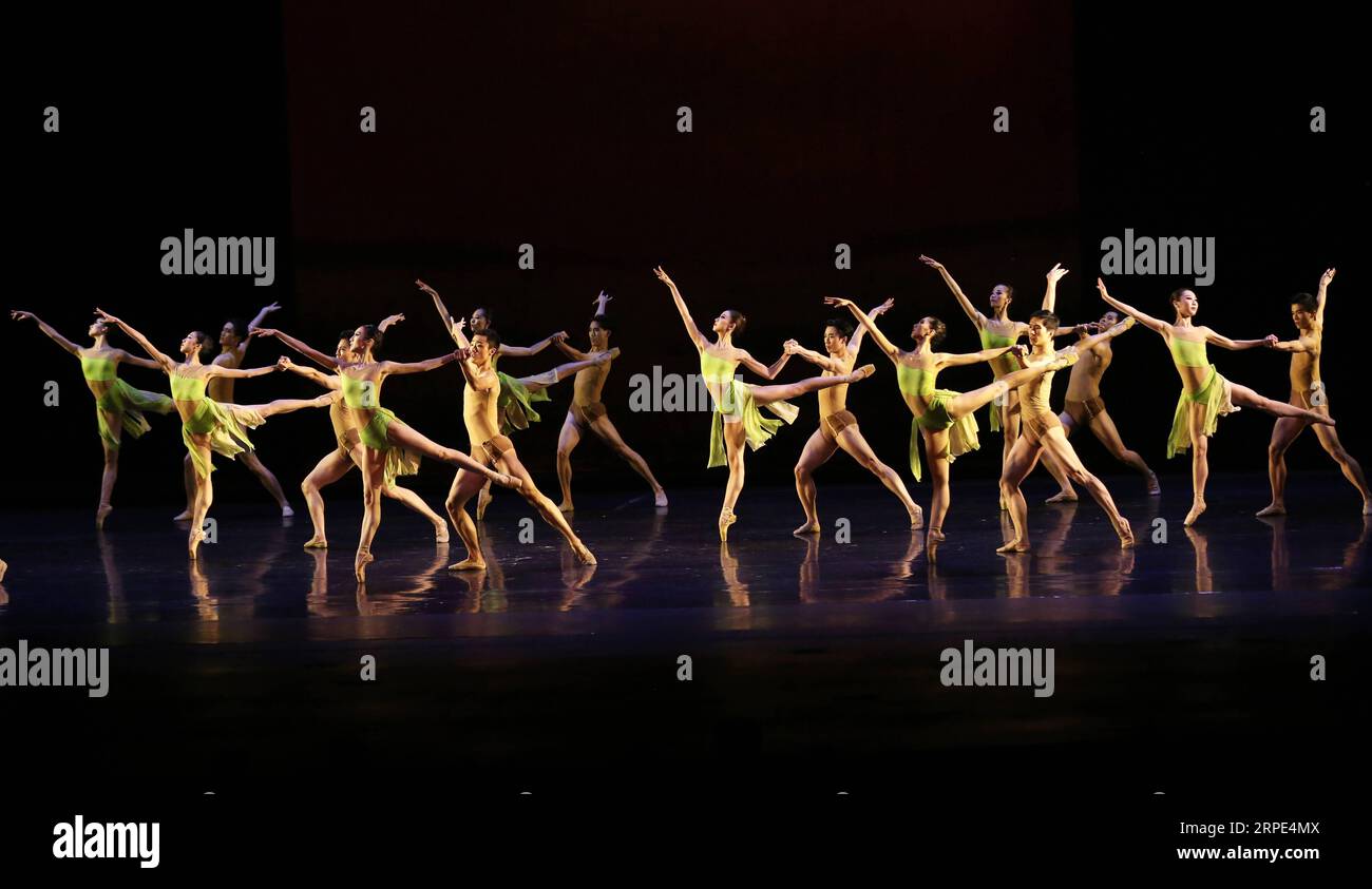 (190818) -- NEW YORK, 18 août 2019 -- des artistes se produisent lors du ballet Carmina Burana au Lincoln Center à New York, États-Unis, le 17 août 2019. Guangzhou Ballet, une troupe chinoise renommée, a fait ses débuts à New York samedi soir au David H. Koch Theater du Lincoln Center, apportant un ballet chinois de haut niveau à plus de 1 800 spectateurs. Mettant en vedette une combinaison de styles occidentaux et orientaux de ballet, Guangzhou Ballet a présenté deux productions lors d'un spectacle.) U.S.-NEW YORK-CHINA-BALLET QinxLang PUBLICATIONxNOTxINxCHN Banque D'Images