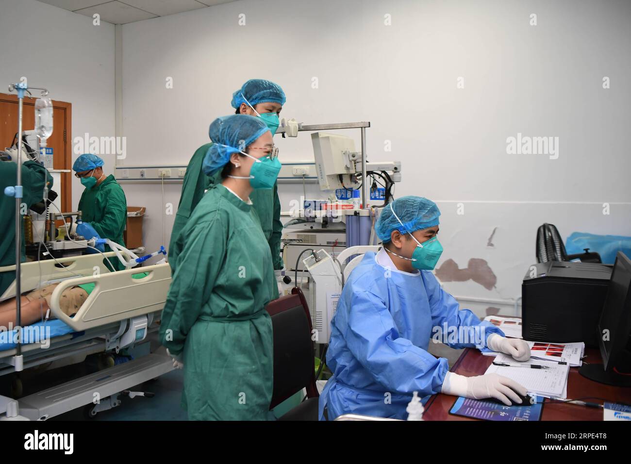 (190818) -- CHANGSHA, 18 août 2019 -- le docteur Xiao Yangbao (1e R) vérifie l'état d'un patient avant un examen endoscopique au centre d'endoscopie de l'hôpital thoracique du Hunan à Changsha, capitale de la province du Hunan en Chine centrale, 14 août 2019. Xiao Yangbao, un médecin de 39 ans du centre d’endoscopie de l’hôpital thoracique du Hunan, travaille sur la prévention et le traitement de la tuberculose depuis près de 8 ans. En tant que médecin effectuant des opérations d'endoscopie, Xiao est confronté à des risques d'exposition plus élevés à la tuberculose et à des exigences opératoires plus élevées en termes de précision et de concentration. Xiao se sent toujours gratifi Banque D'Images