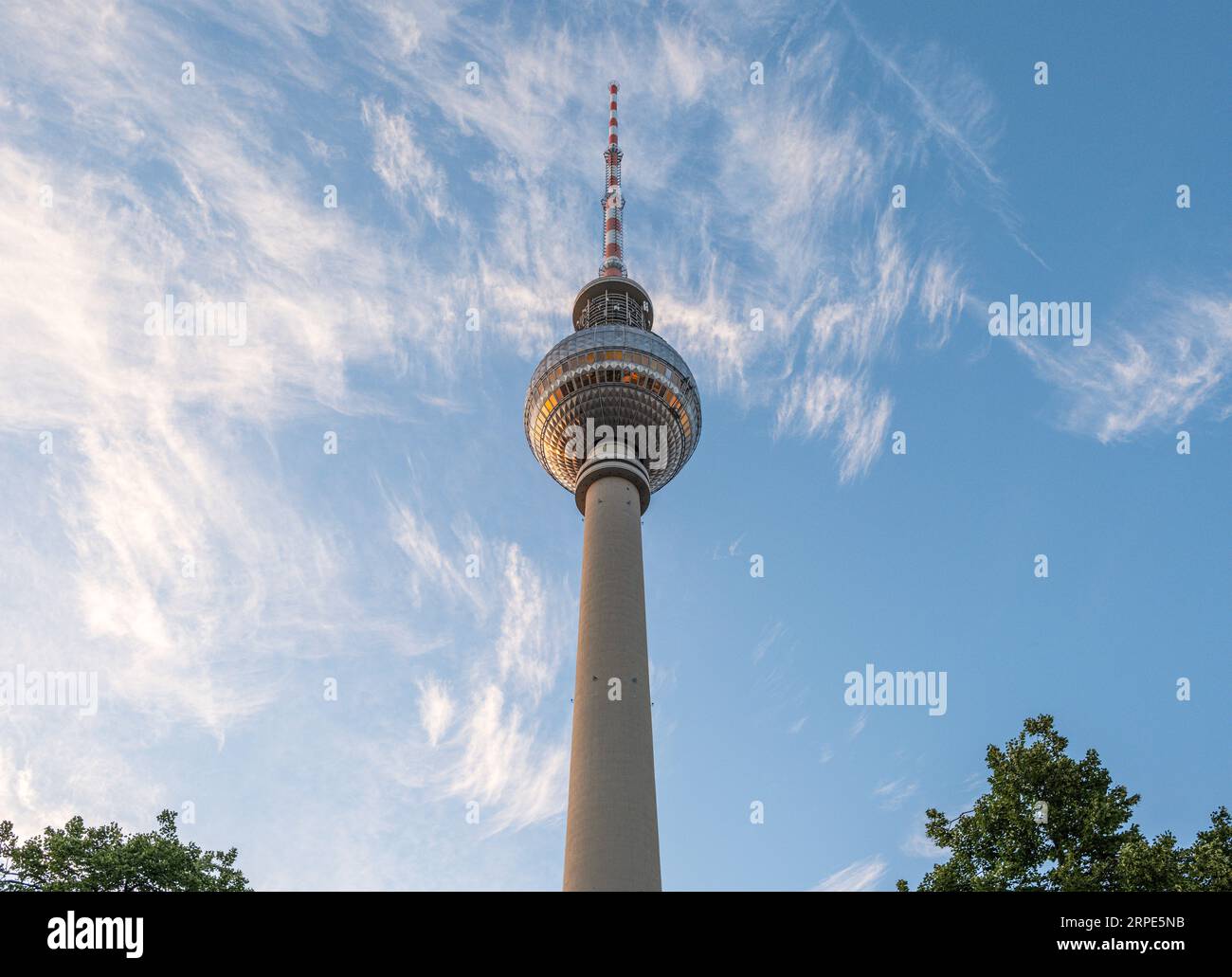 La célèbre tour de télévision de Berlin juste avant le coucher du soleil Banque D'Images
