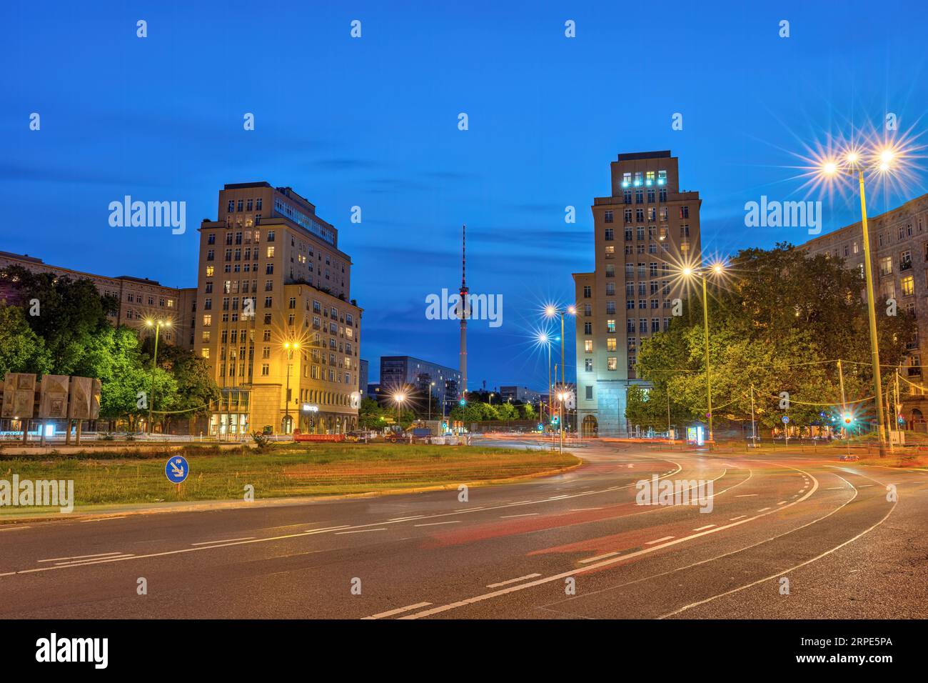 La Strausberger Platz à Berlin avec la tour de télévision la nuit Banque D'Images
