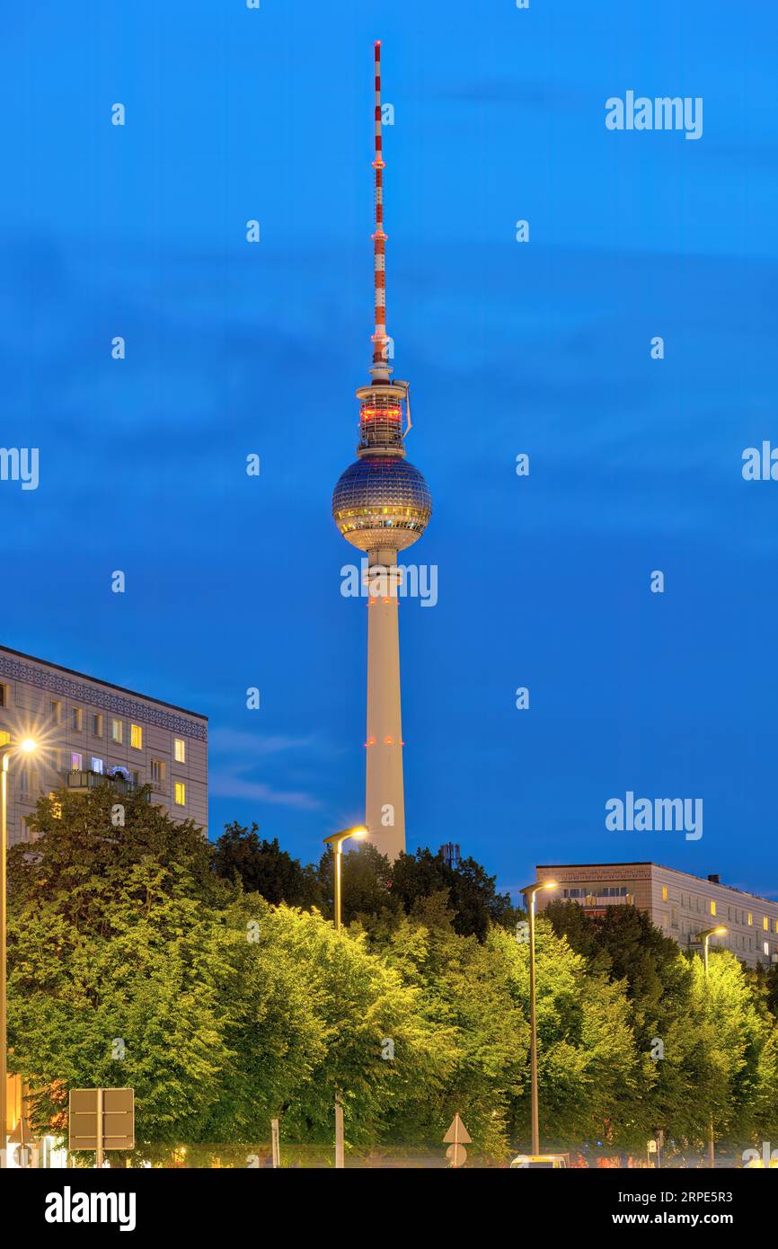 La célèbre tour de télévision de Berlin la nuit Banque D'Images